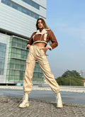 Pantalone in ecopelle con catenina beige