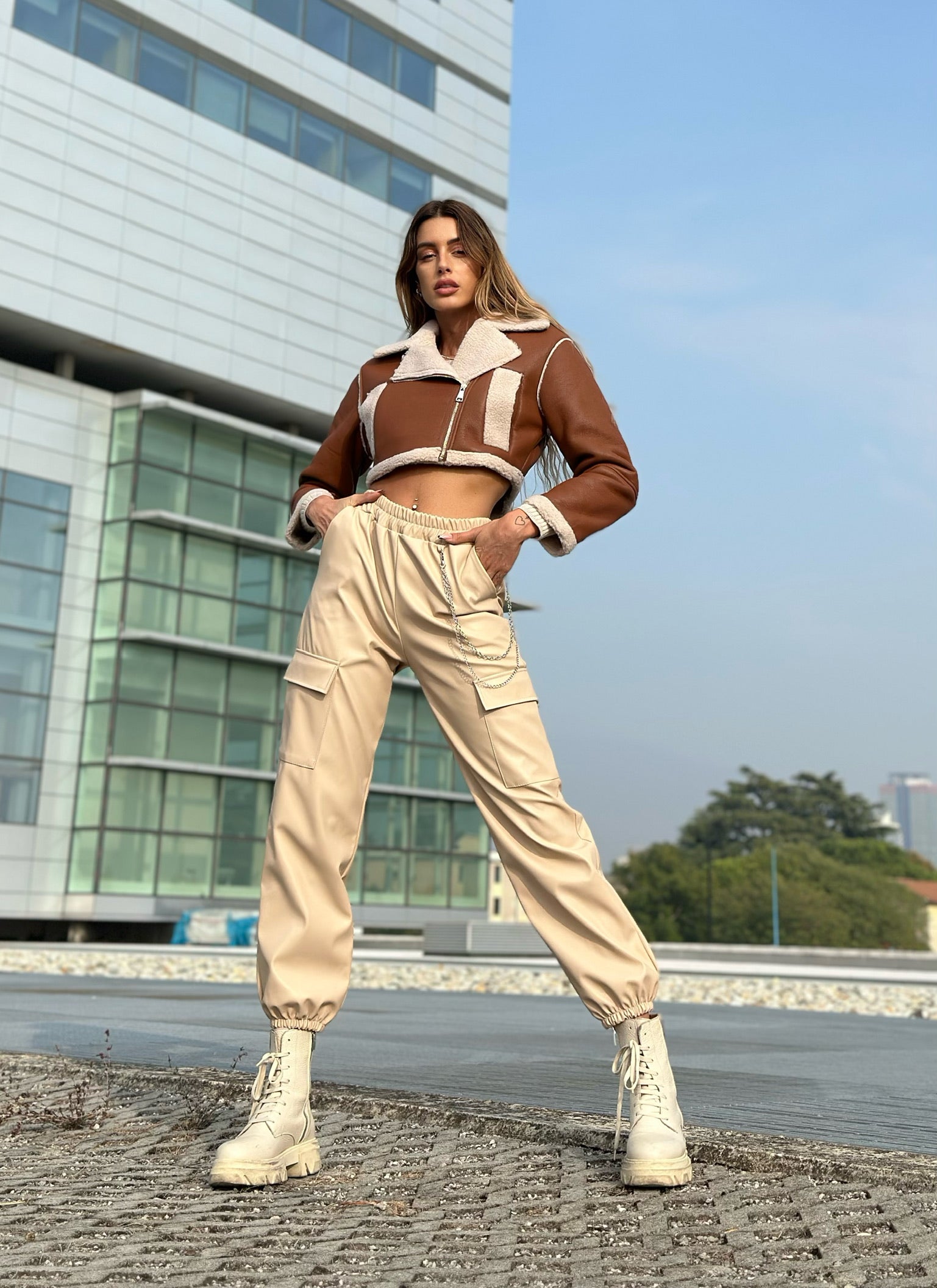 Pantalone in ecopelle con catenina beige