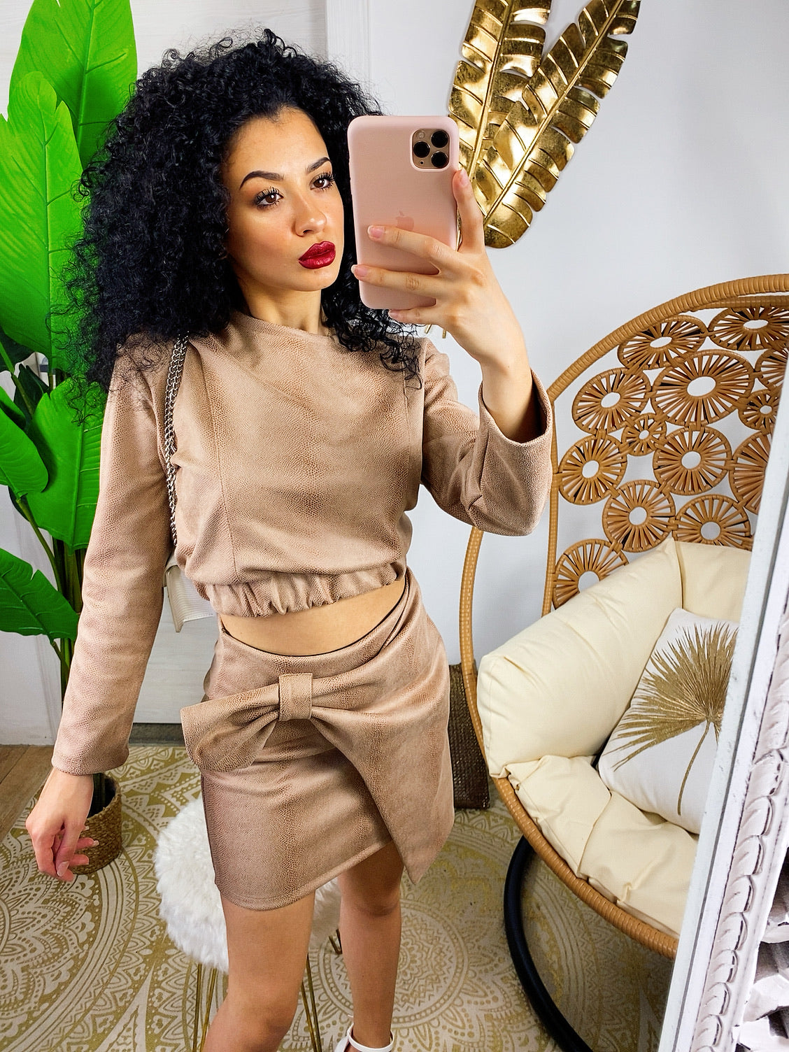 Completo in ecopelle top e gonna camel