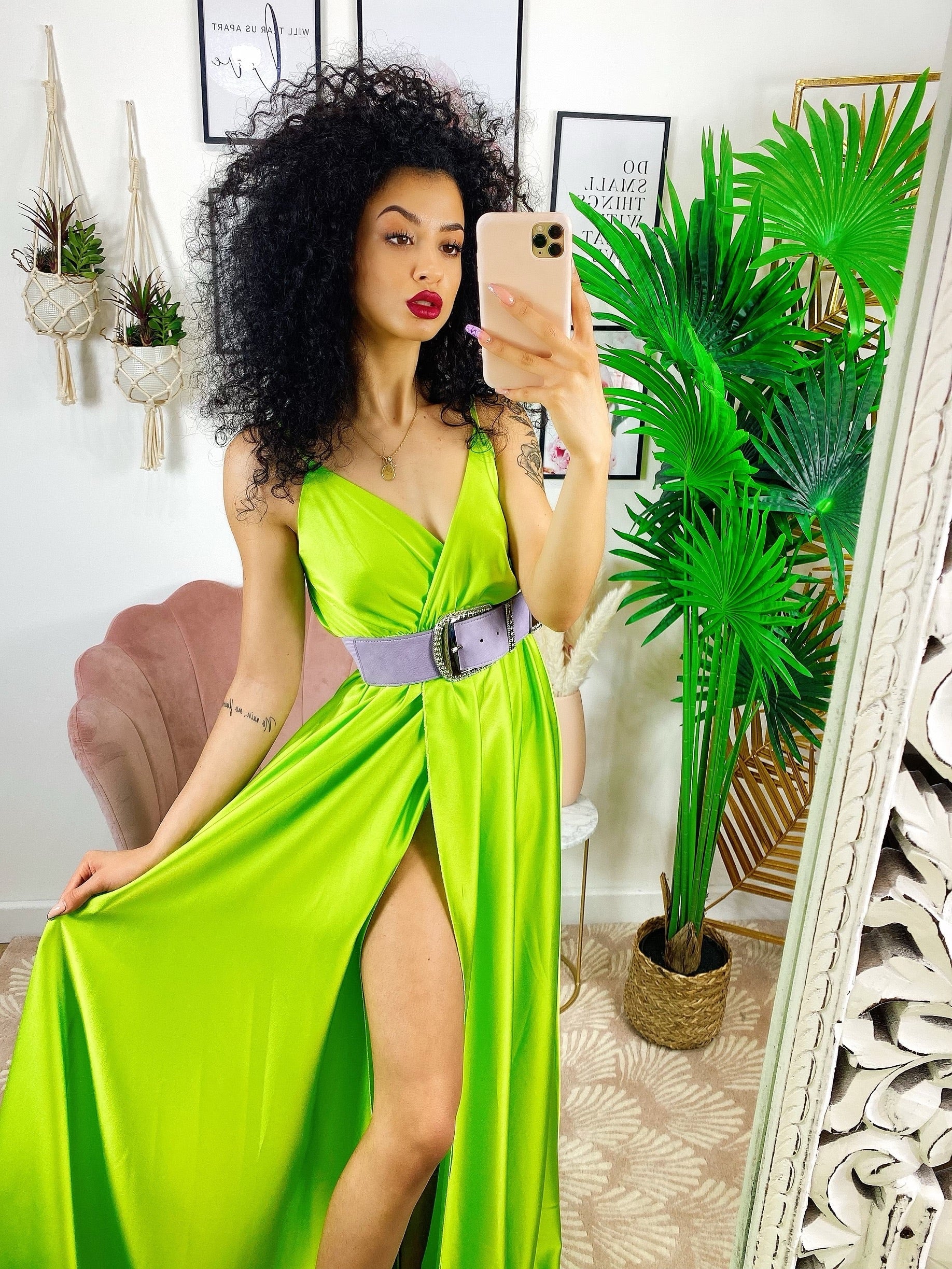 Abito in raso con maxi spacco verde acido