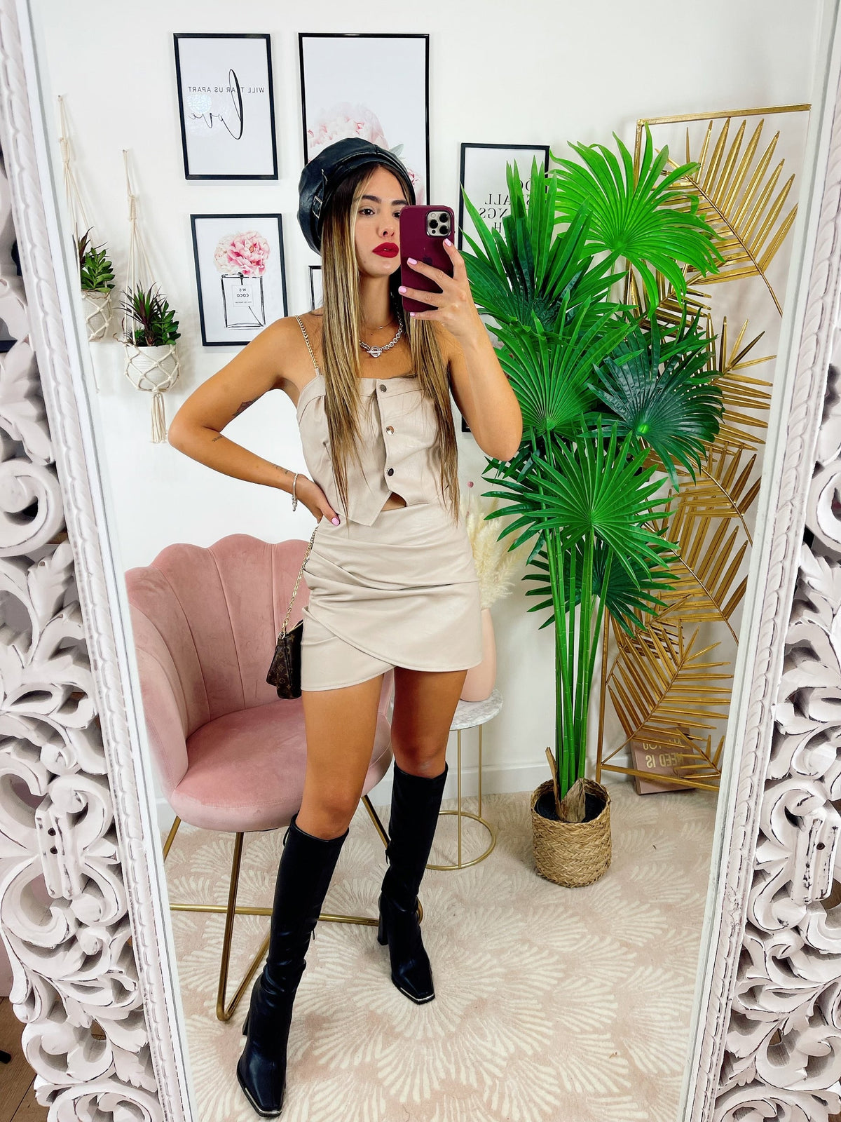 Top beige con catena