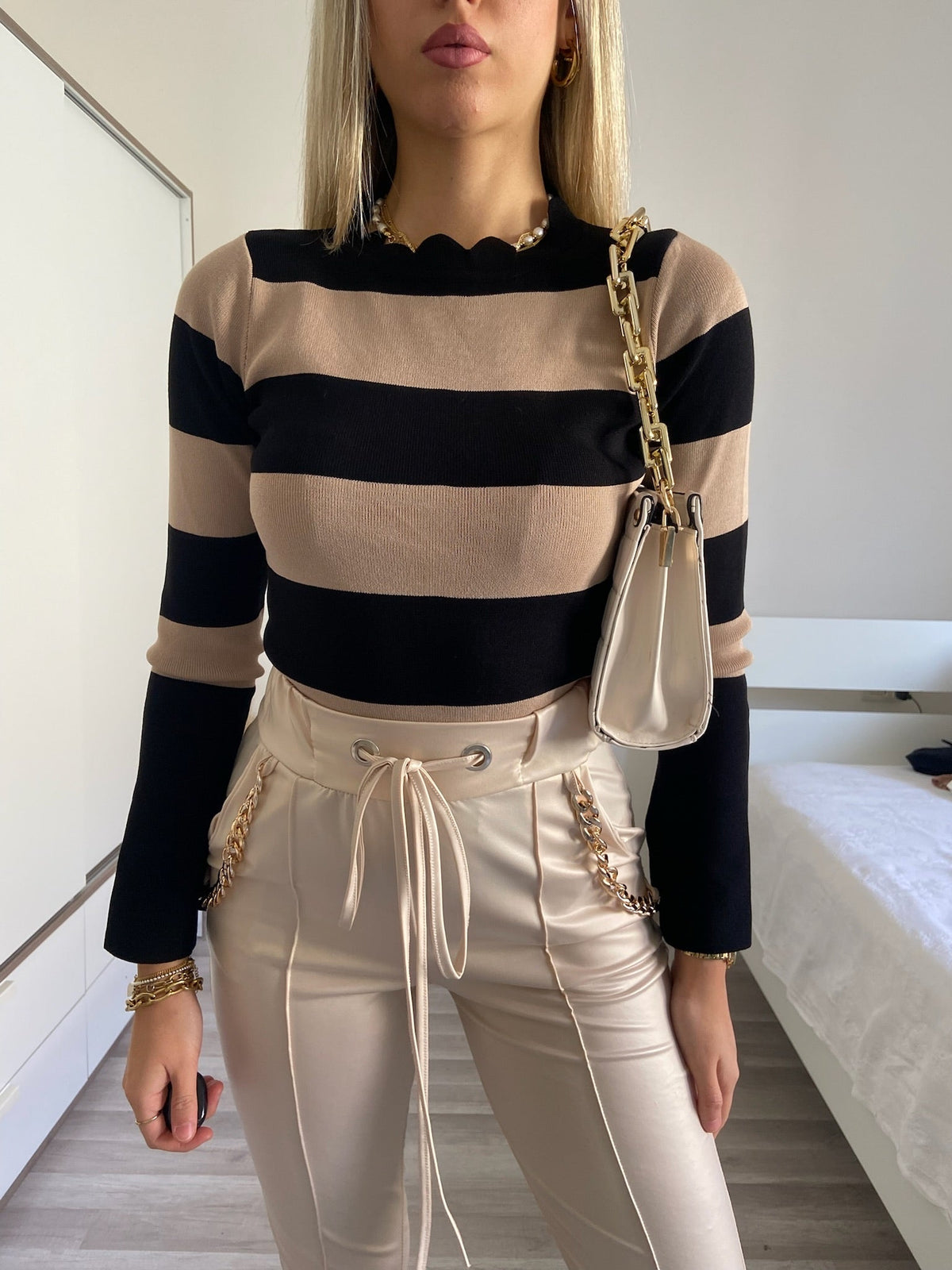 Maglione a righe con spacco nude Nero