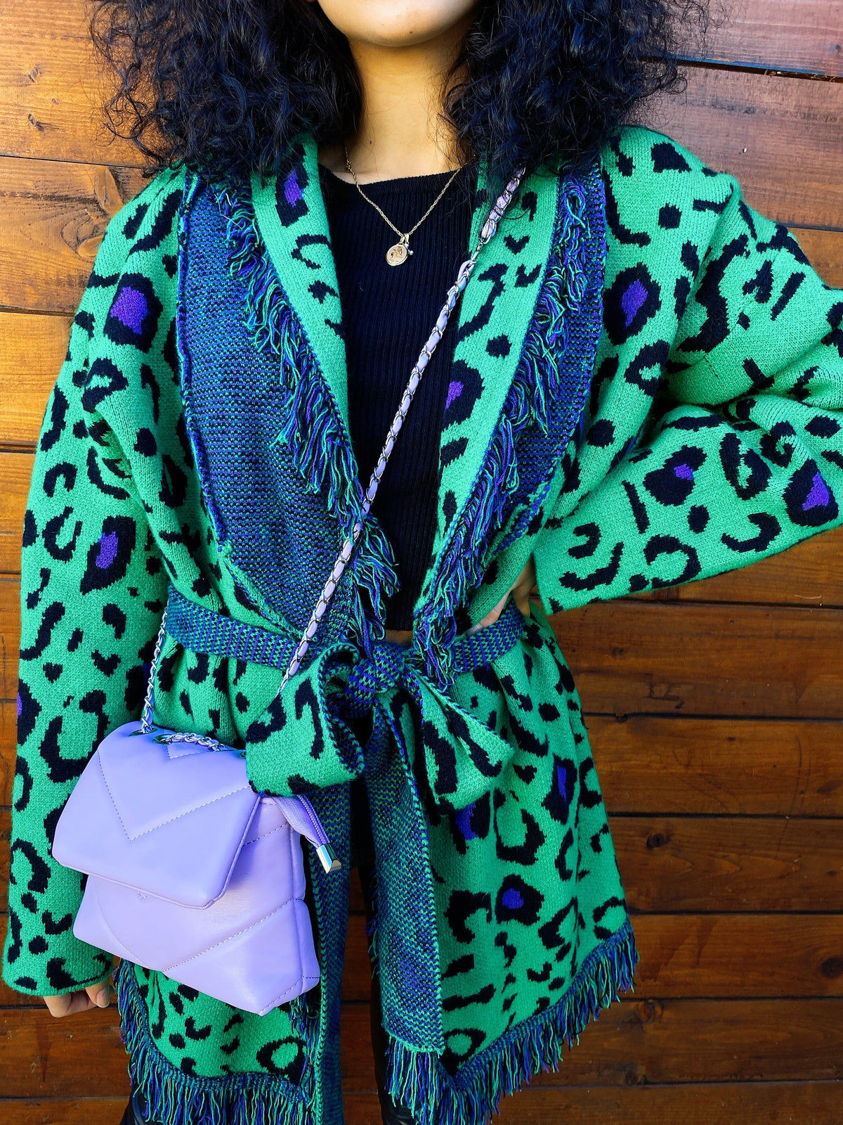 Cardigan verde con frange e cinta