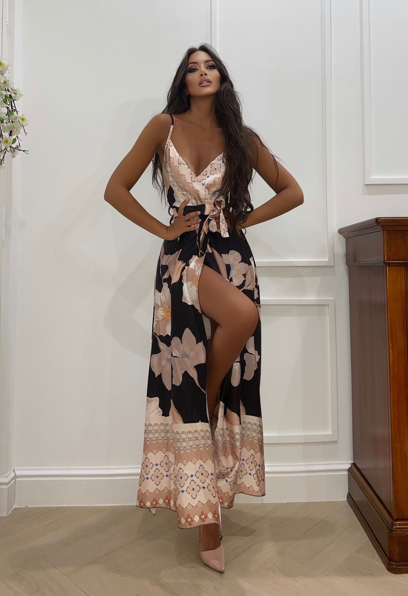 Abito nero in raso con maxi spacco fiori beige