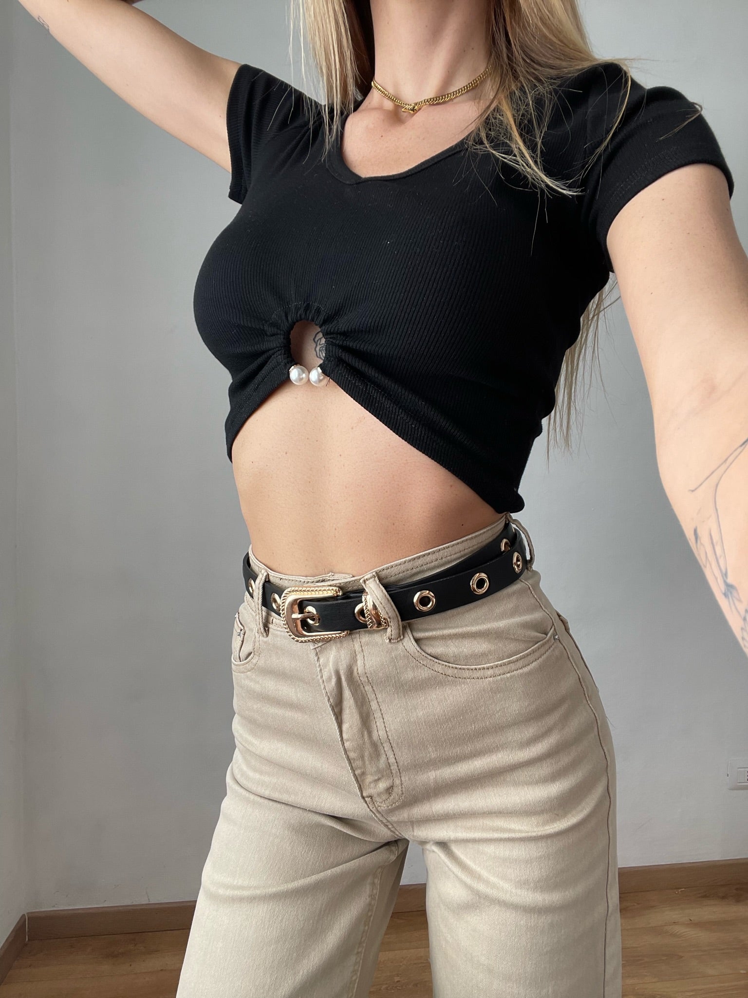 Top a manica corta con cerchio nero