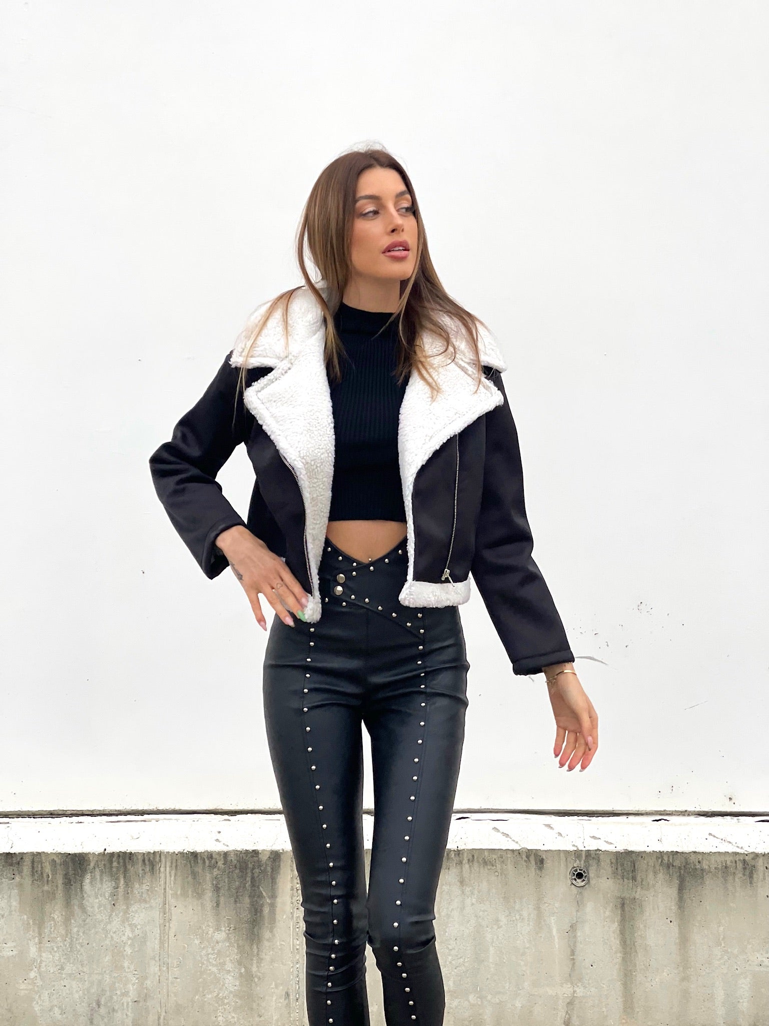 Montone nero con pelo bianco