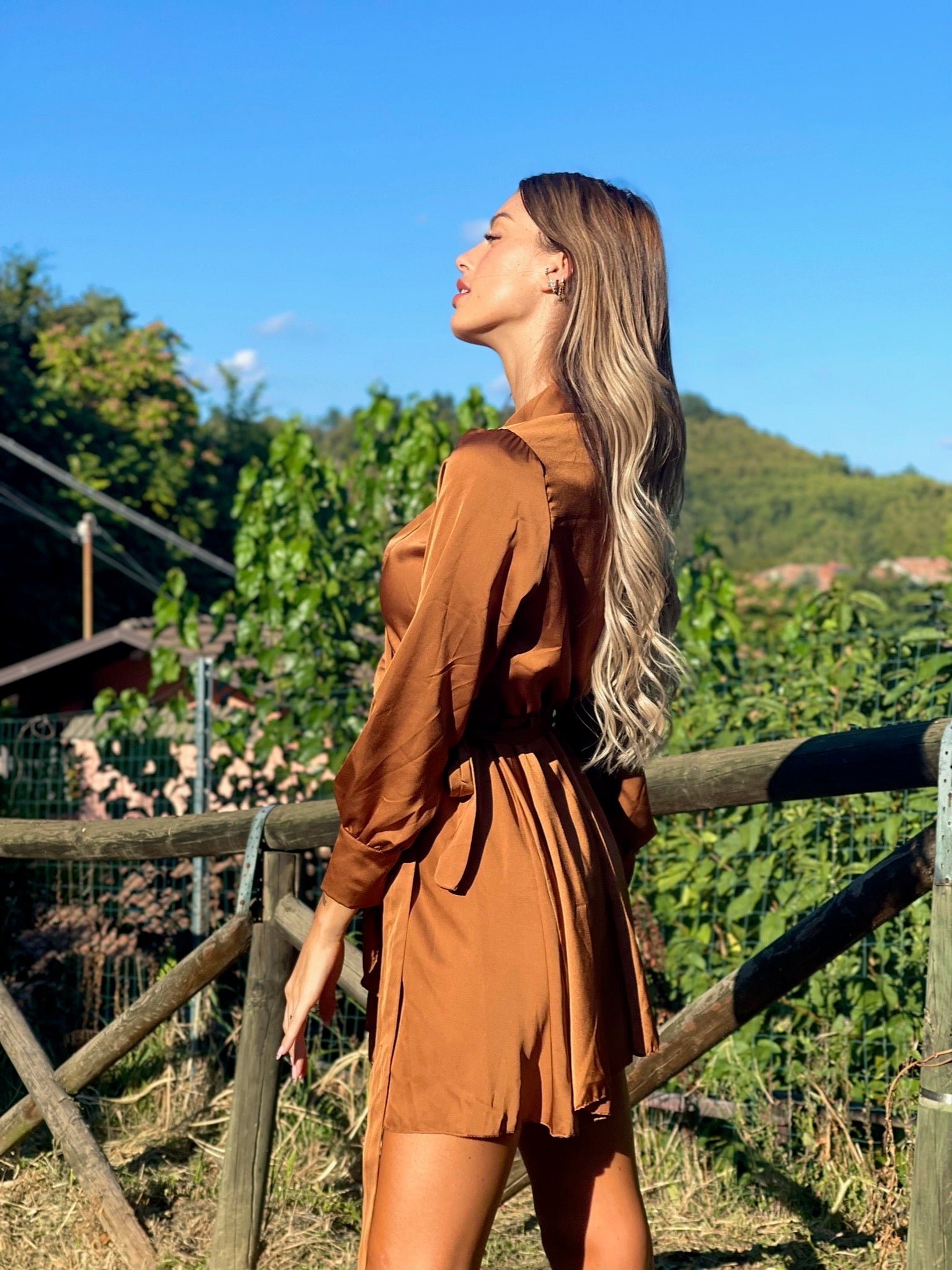 Abito in raso camel