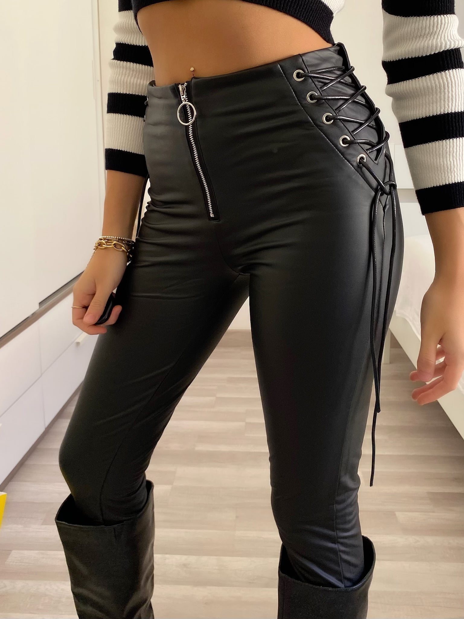 Pantalone in ecopelle con lacci laterali
