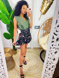 Short a pieghine con fiori piccoli rossi
