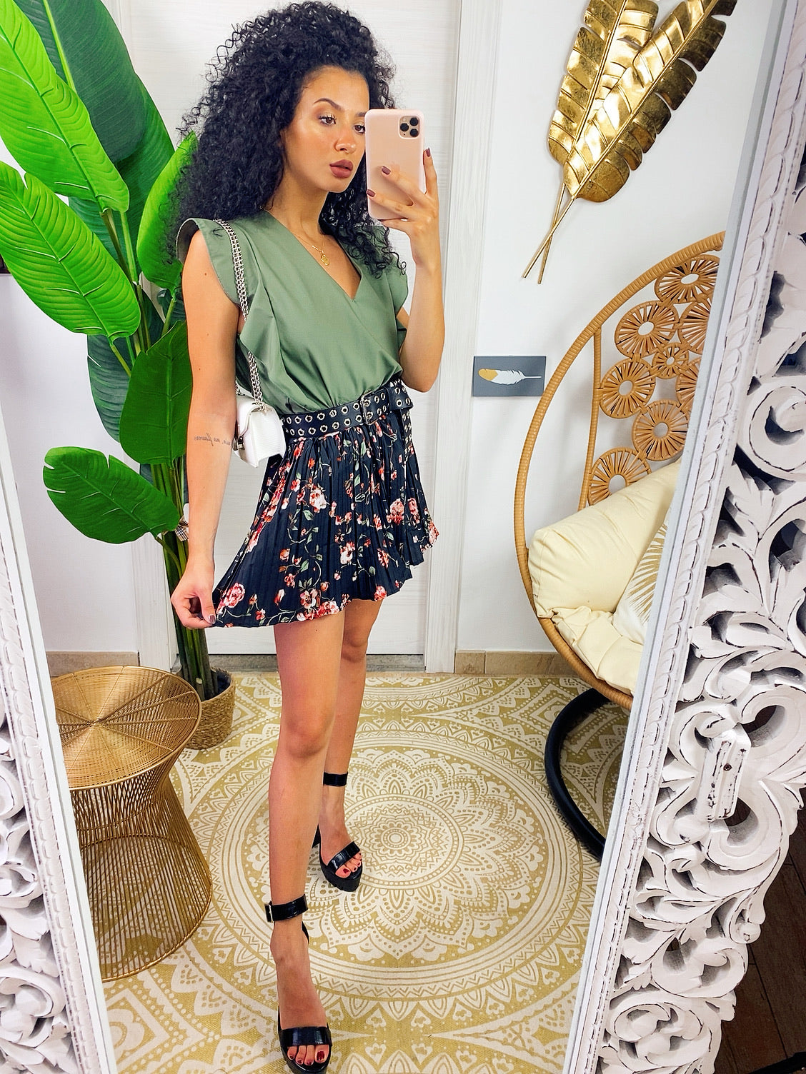 Short a pieghine con fiori piccoli rossi
