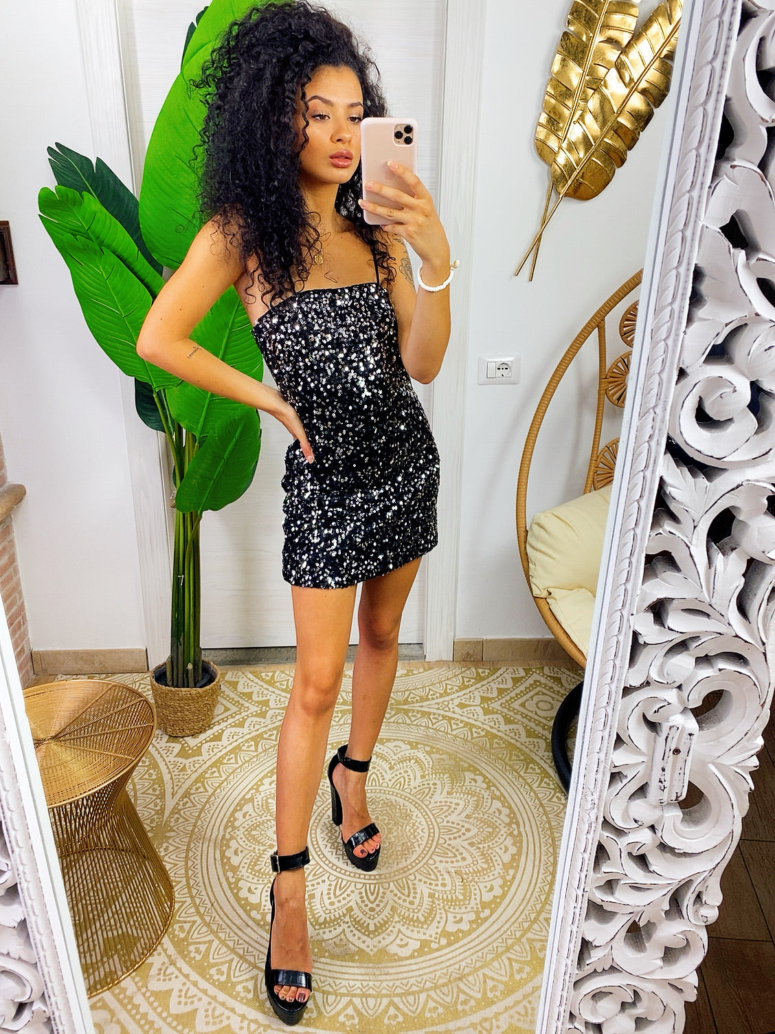 Abito aderente con paillettes nero
