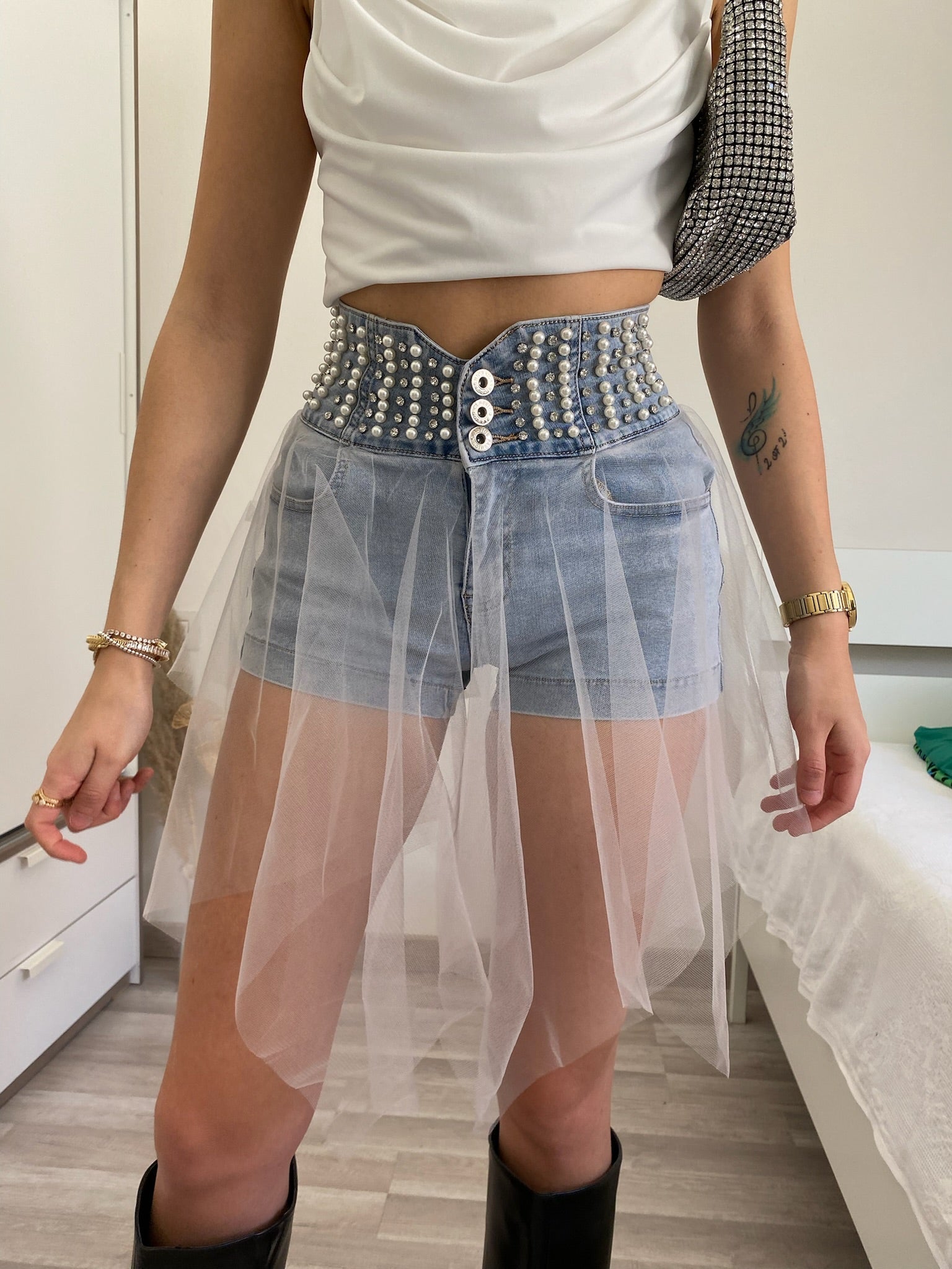 Short in jeans con perle e tulle