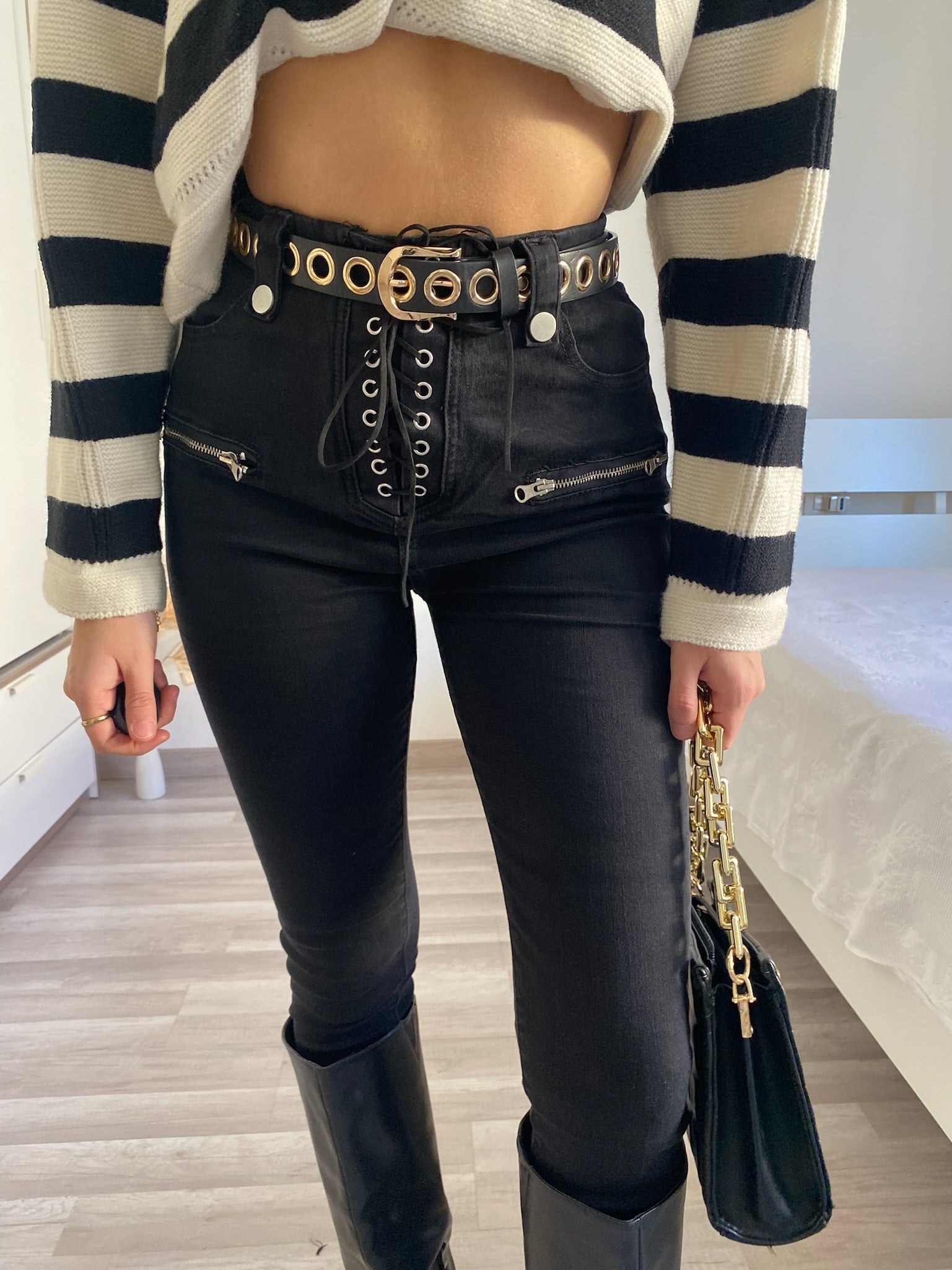 Jeans nero con lacci sul davanti