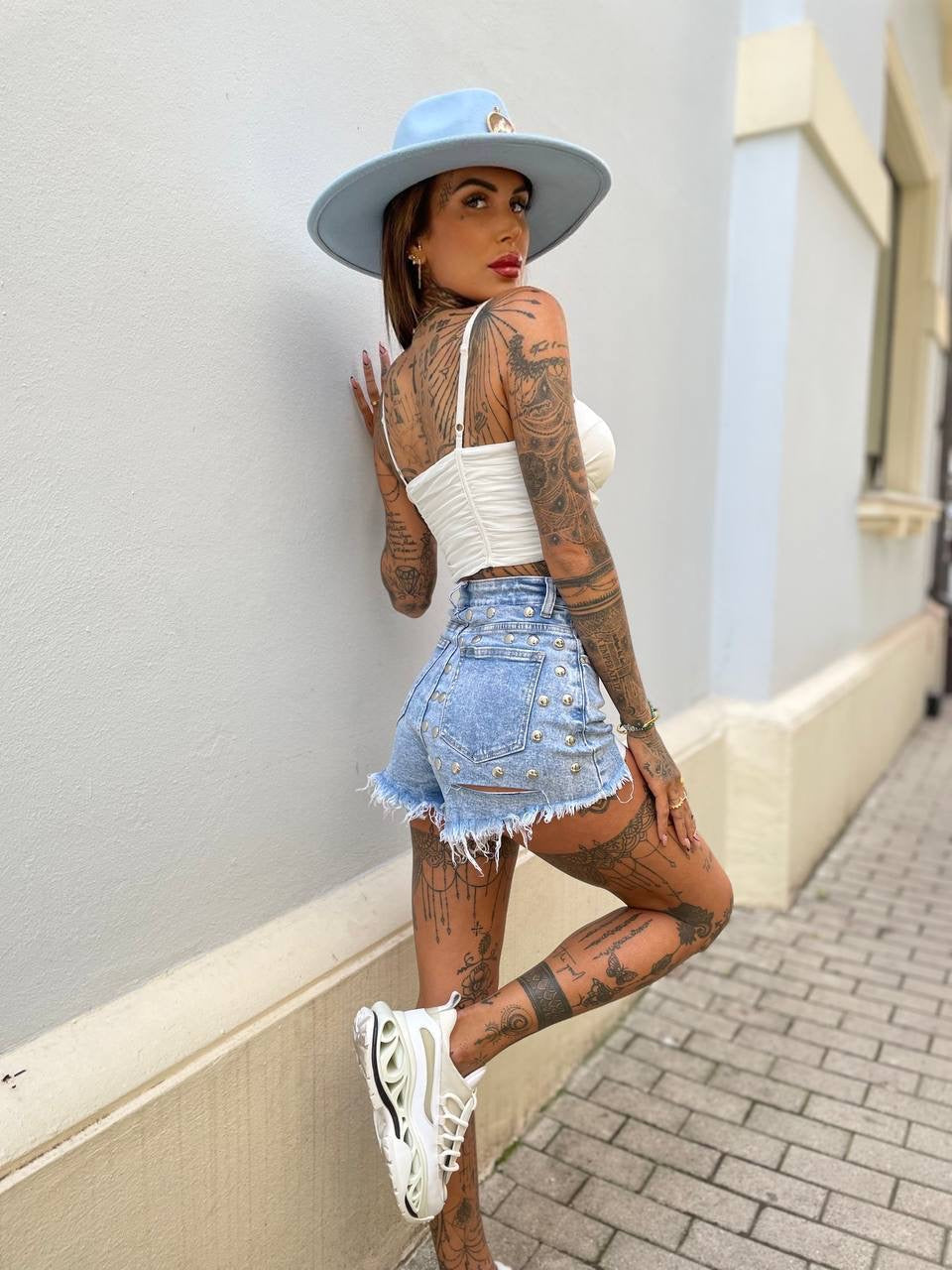 Short con borchie e spacco