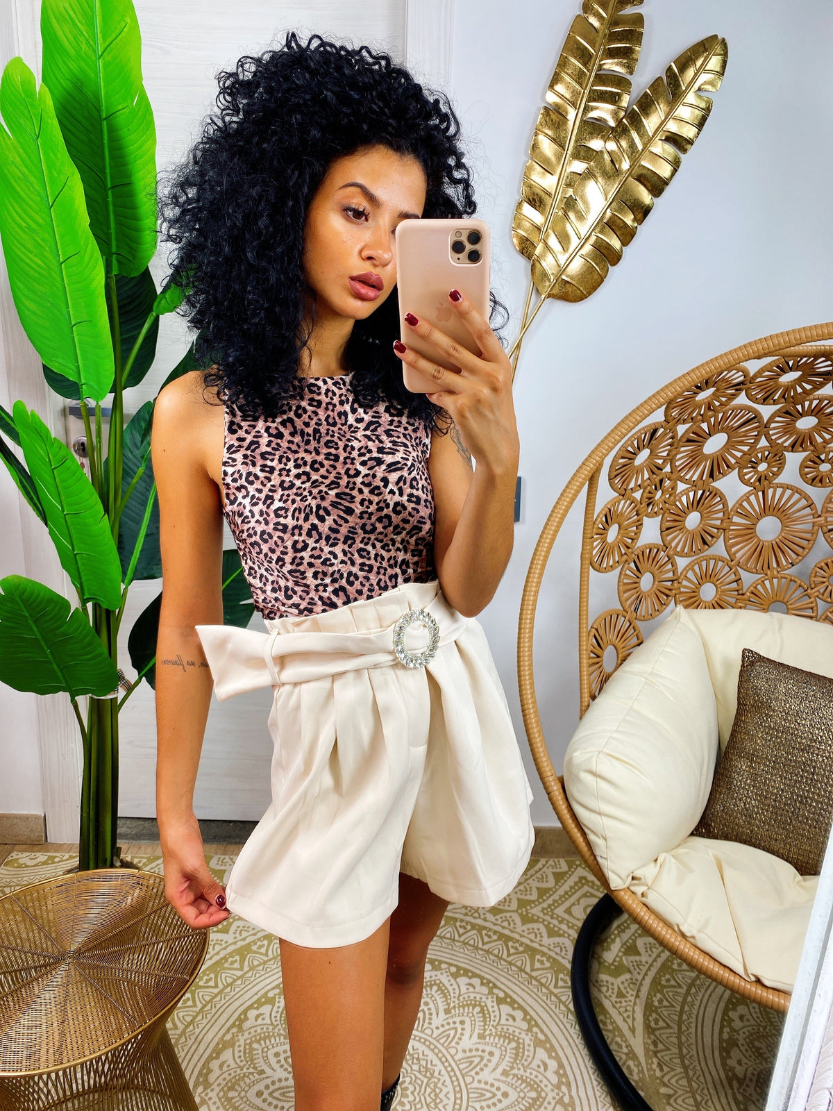 Short beige con cintura gioiello