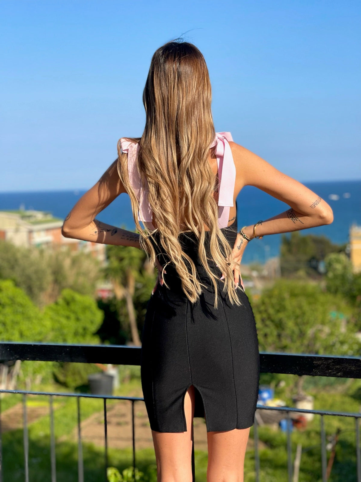 Abito bustier nero con fiocchi lilla