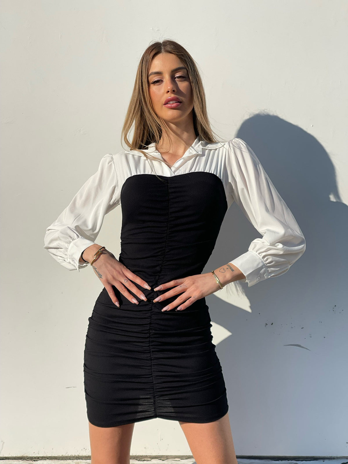 Abito arricciato nero con camicia
