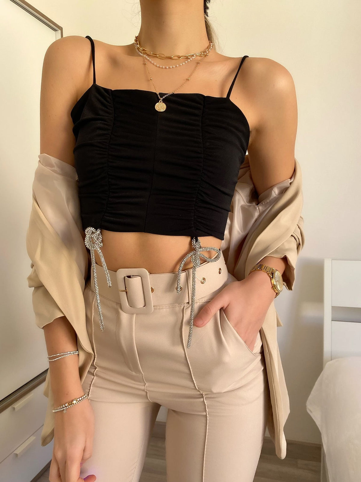 Top drappeggiato con fiocchetti