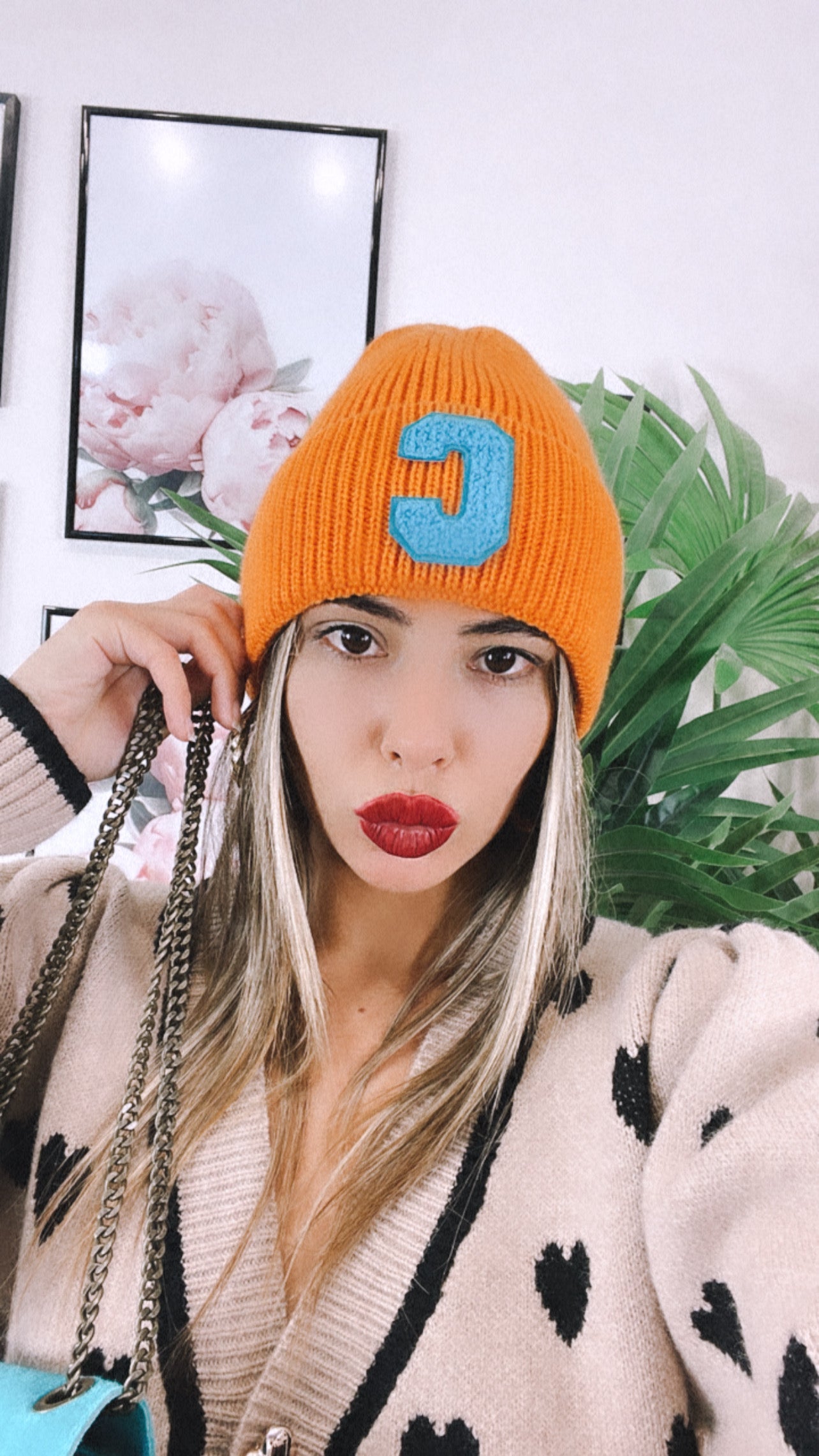 Cappello arancione con C