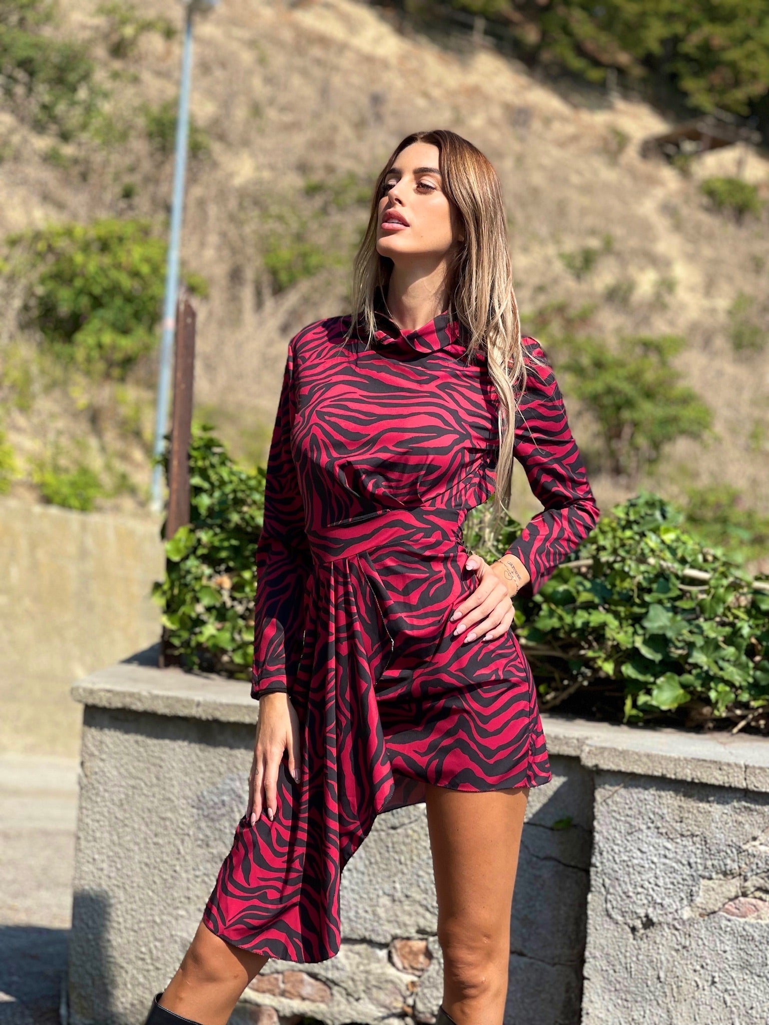 Abito rosso nero con fusciacca