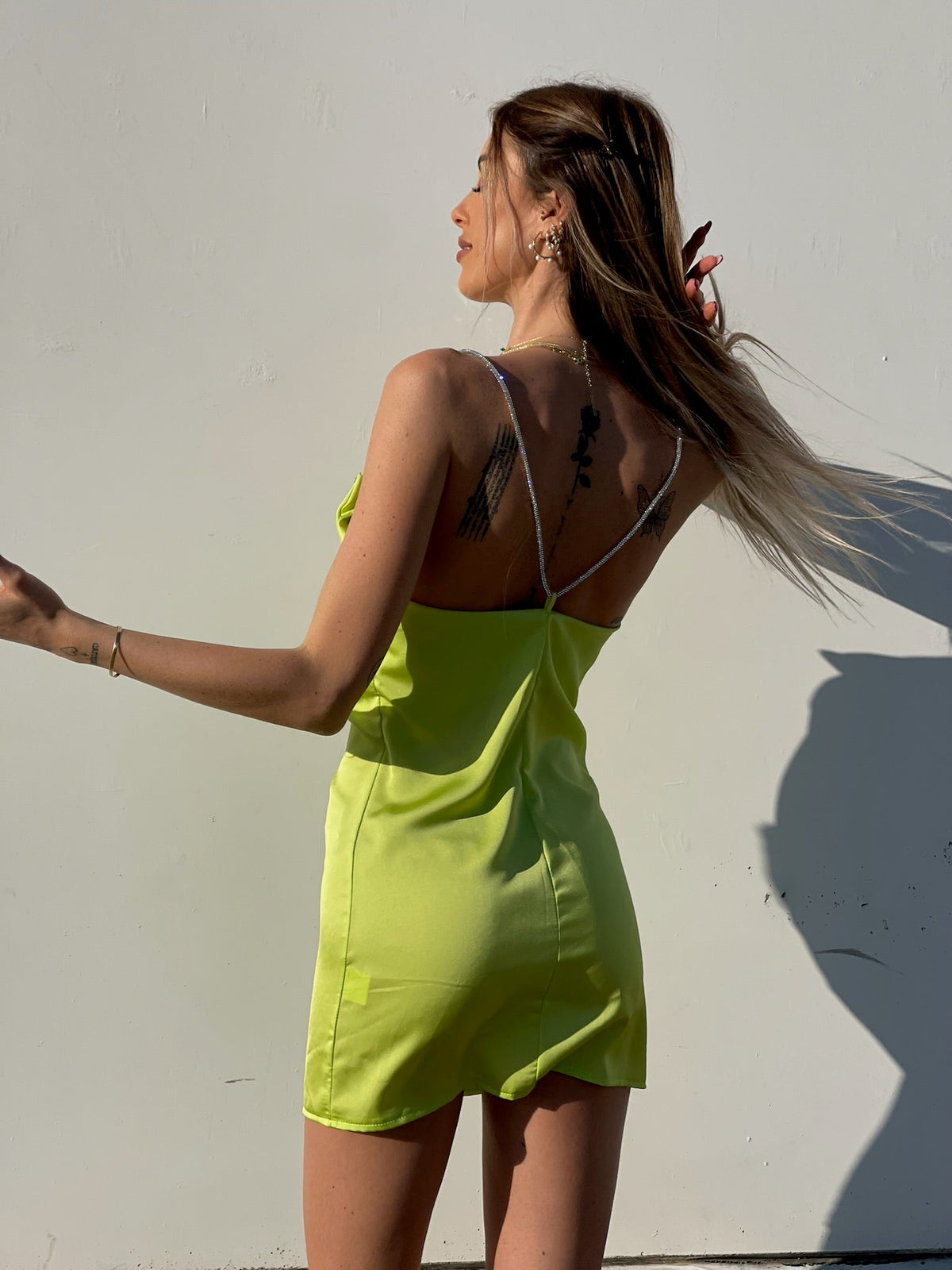 Abito in raso lime con dettaglio luce