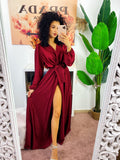 Abito in raso con maxi spacco manica lunga Bordeaux
