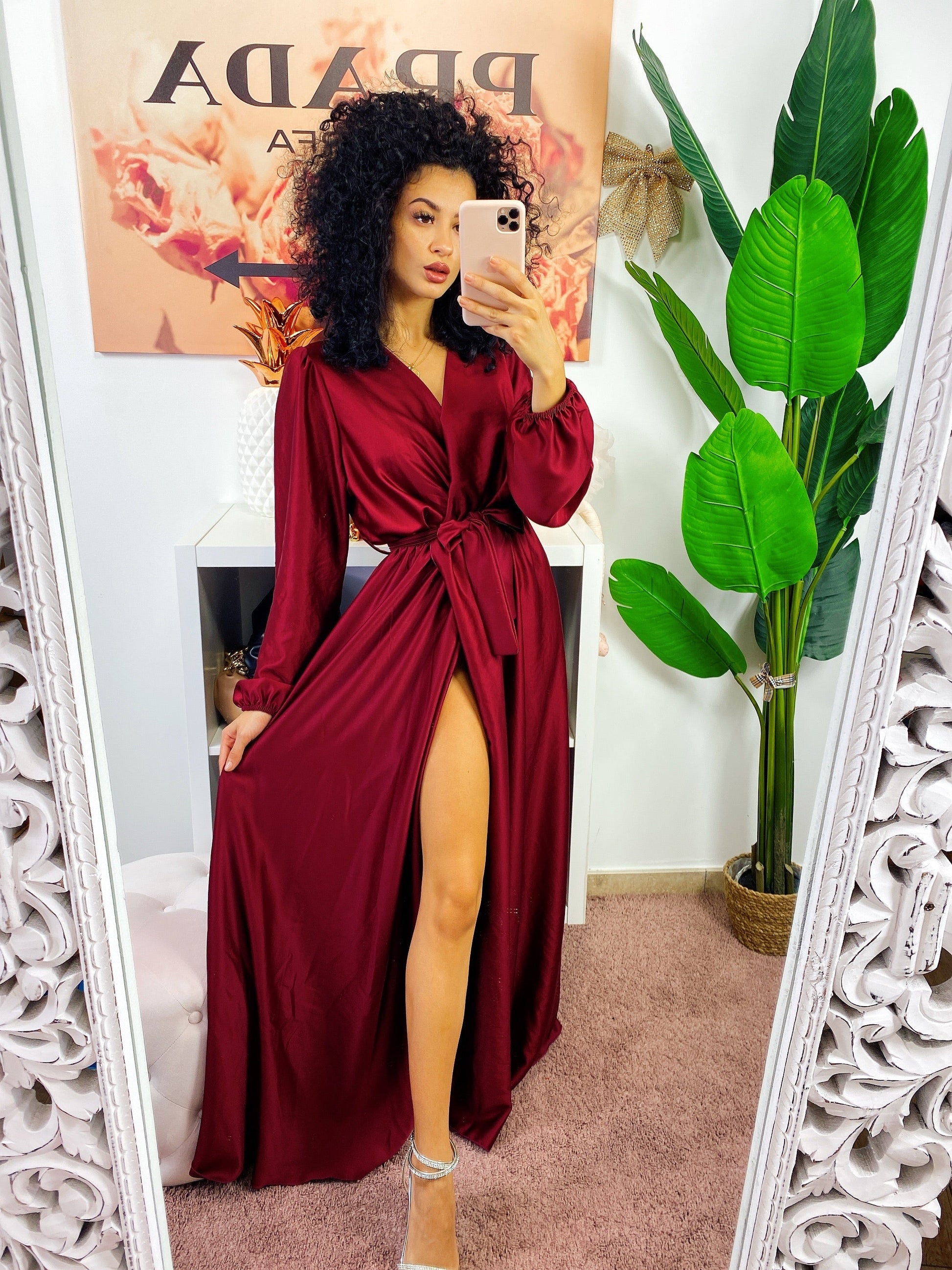 Abito in raso con maxi spacco manica lunga Bordeaux