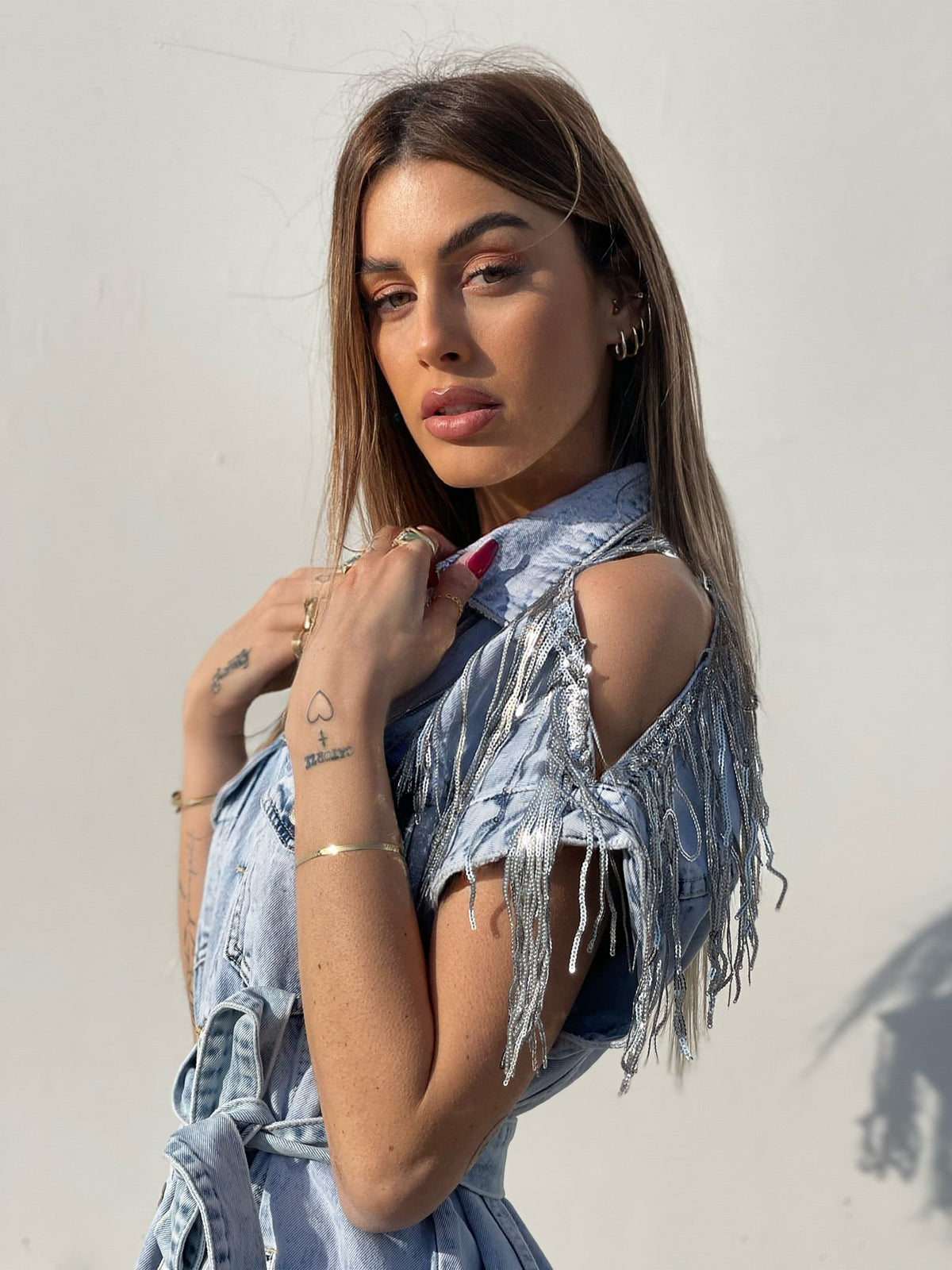 Abito in jeans con frange in paillettes