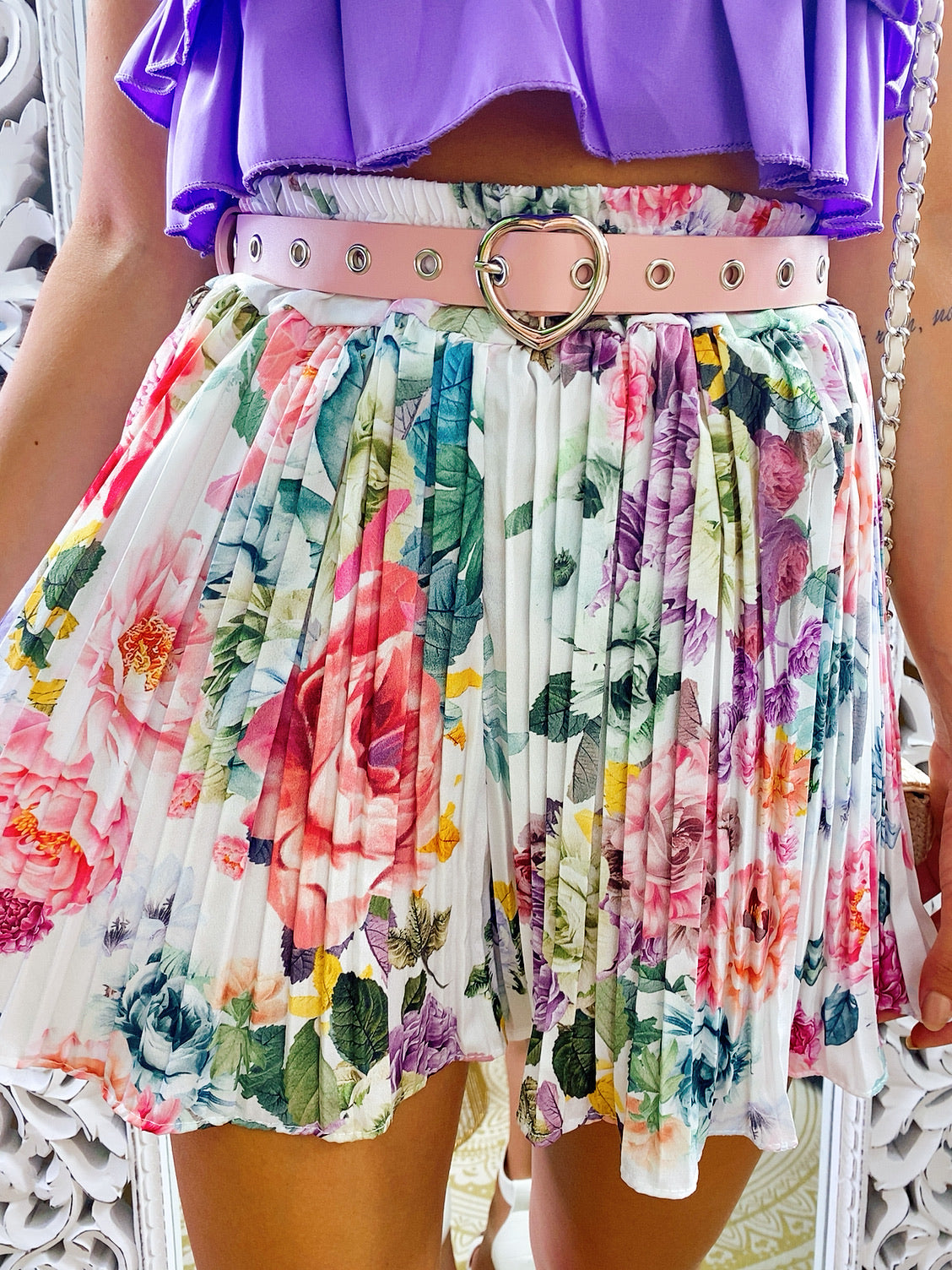 Short a pieghine con fiori sfumati lilla