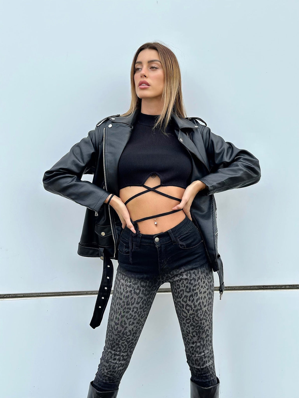 Top nero a costine con lacci