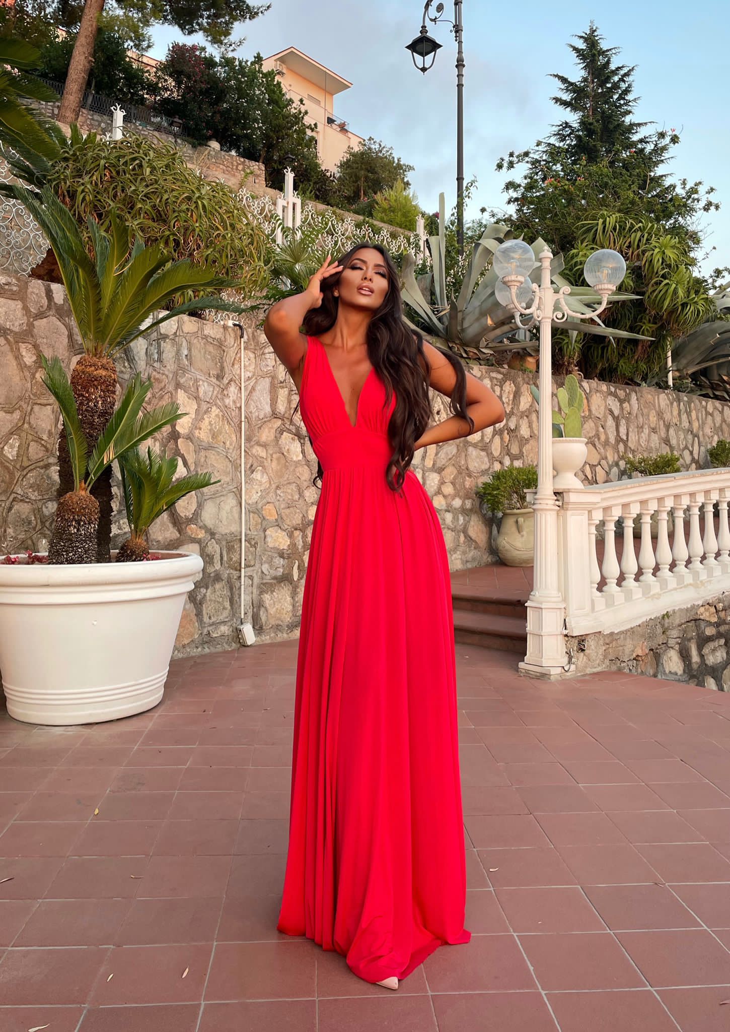 Abito lungo rosso con scollo a V