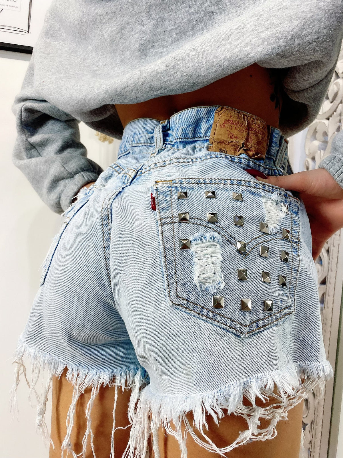 Short Levi’s Vintage bagno chiaro con borchie