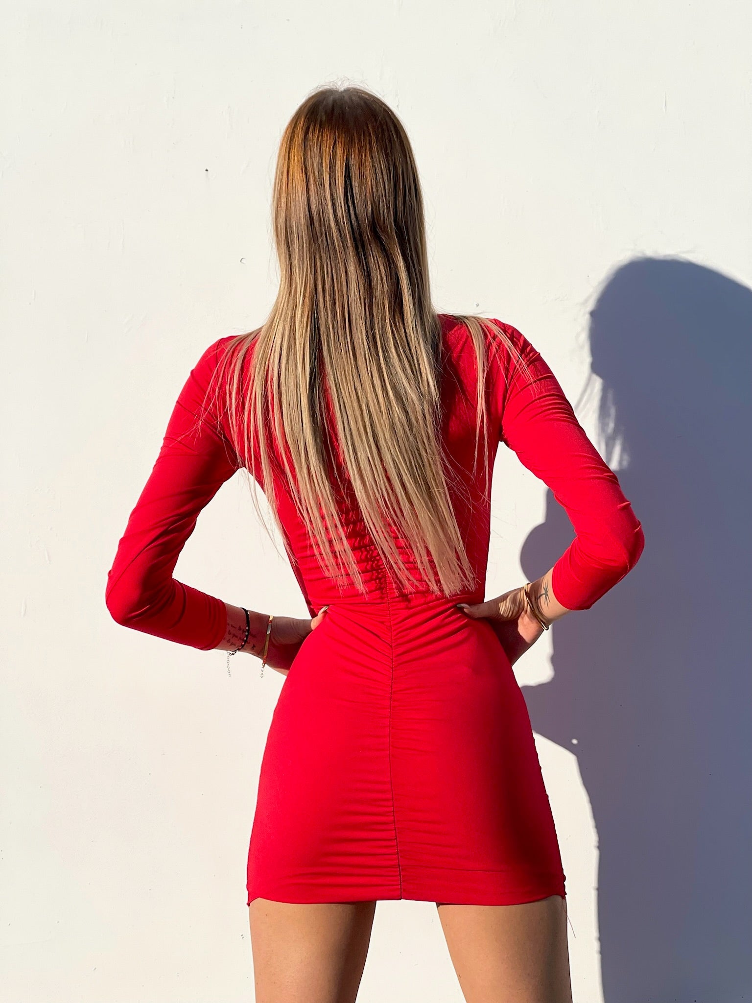 Abito aderente rosso con punto luce incrociato