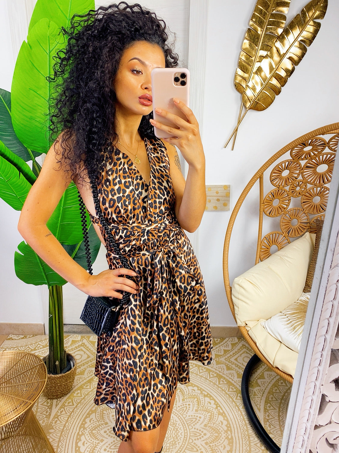 Abito animalier scuro con incrocio