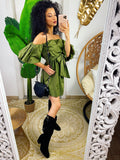 Abito con scollo a barchetta verde militare