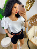 T-shirt bianca con tulle sulle maniche