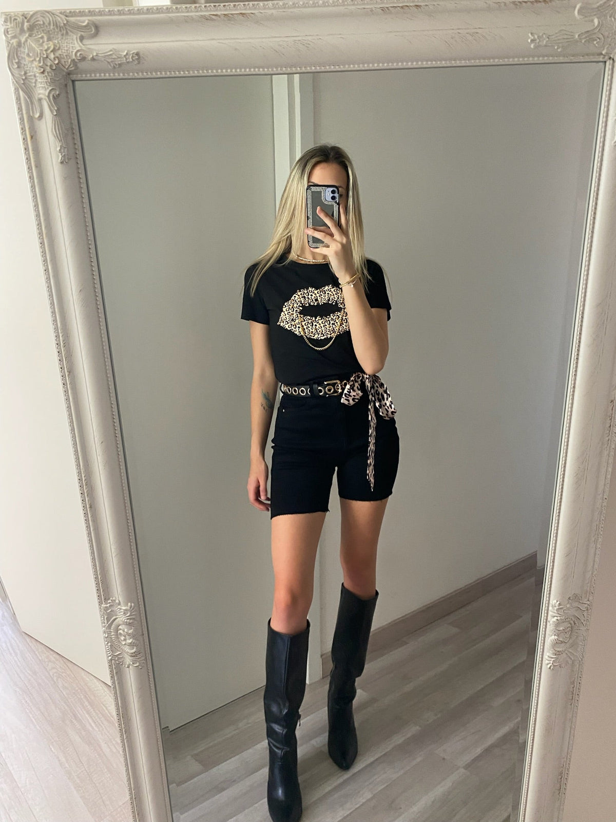 T-shirt kiss animalier nera