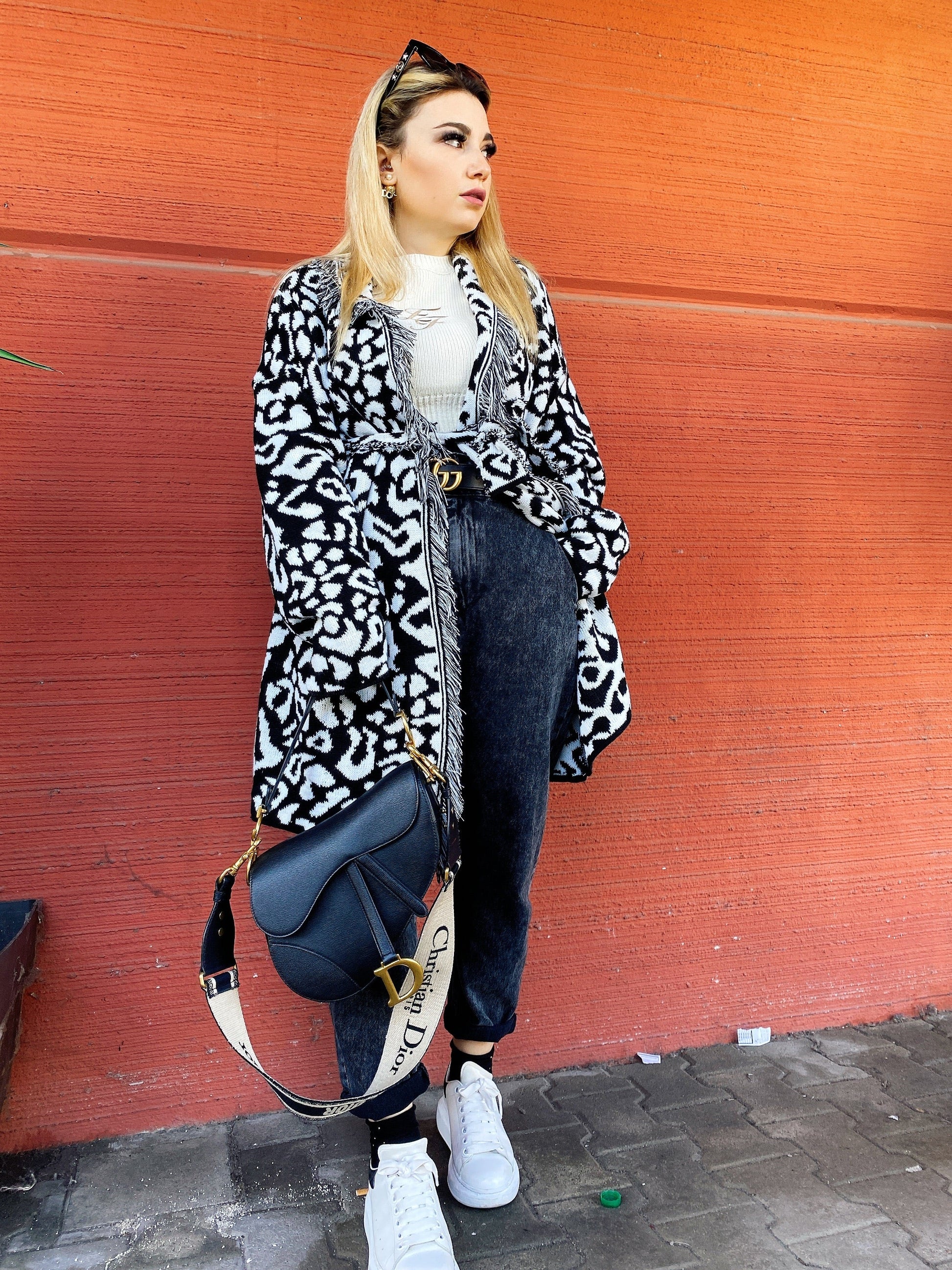 Cardigan Maculato bianco e nero con frange e cinta