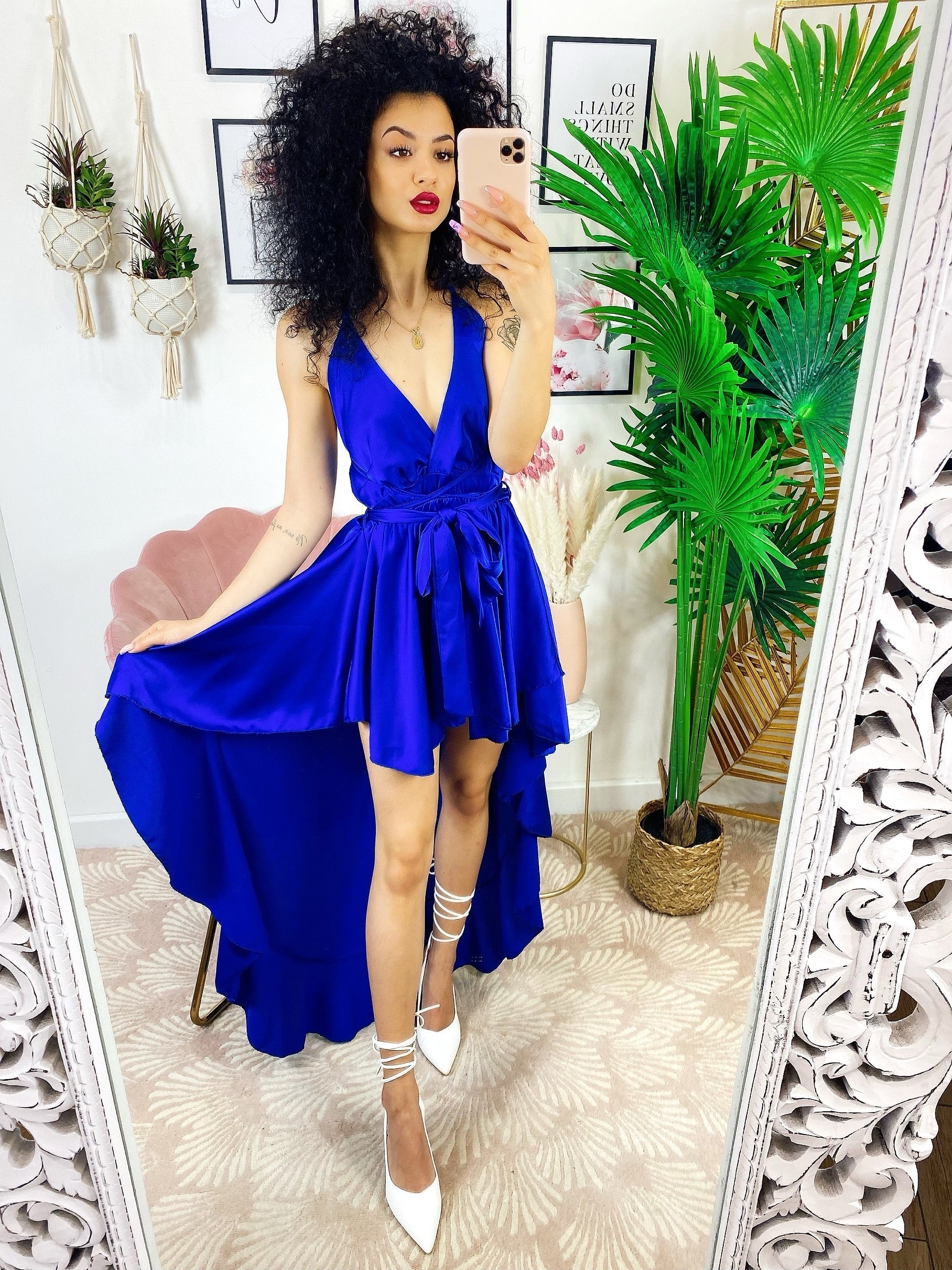 Abito in raso con gonna asimmetrica e incrocio blu