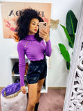 Maglia viola con bottoncini oro