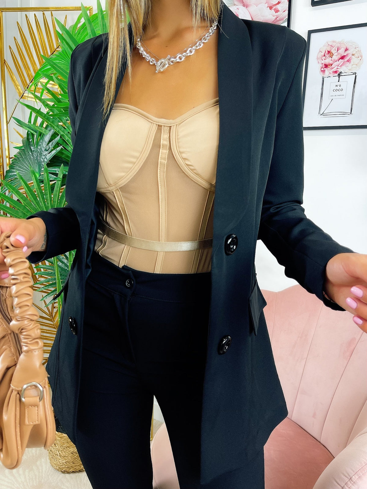 Body con trasparenze e catena nude
