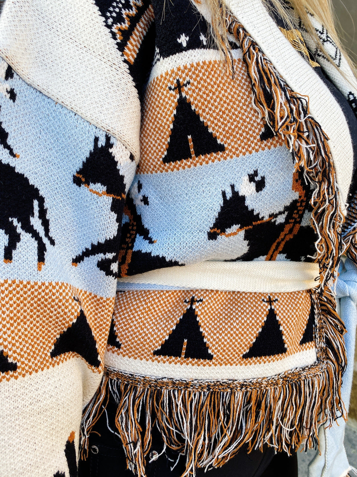 Cardigan corto frange e cinta con cavallo celeste