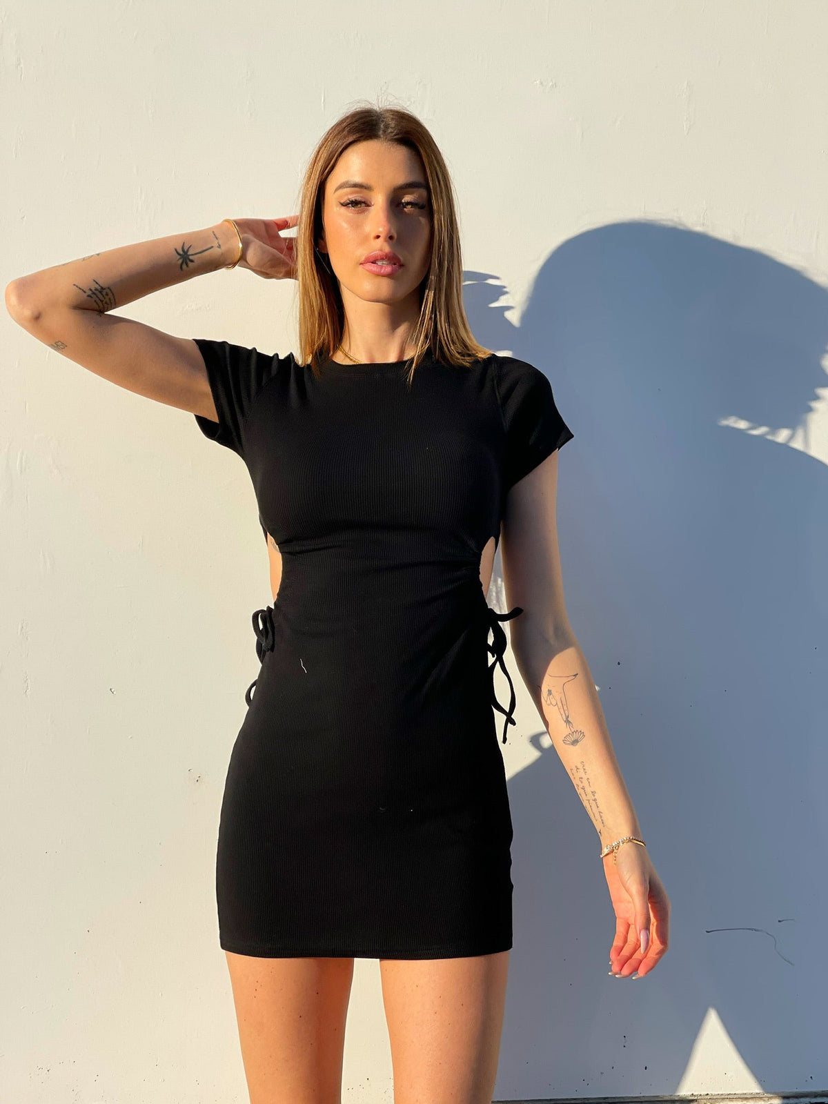 Abito a costine con oblò e bottoni oro nero