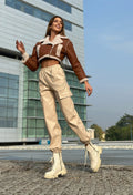 Pantalone in ecopelle con catenina beige