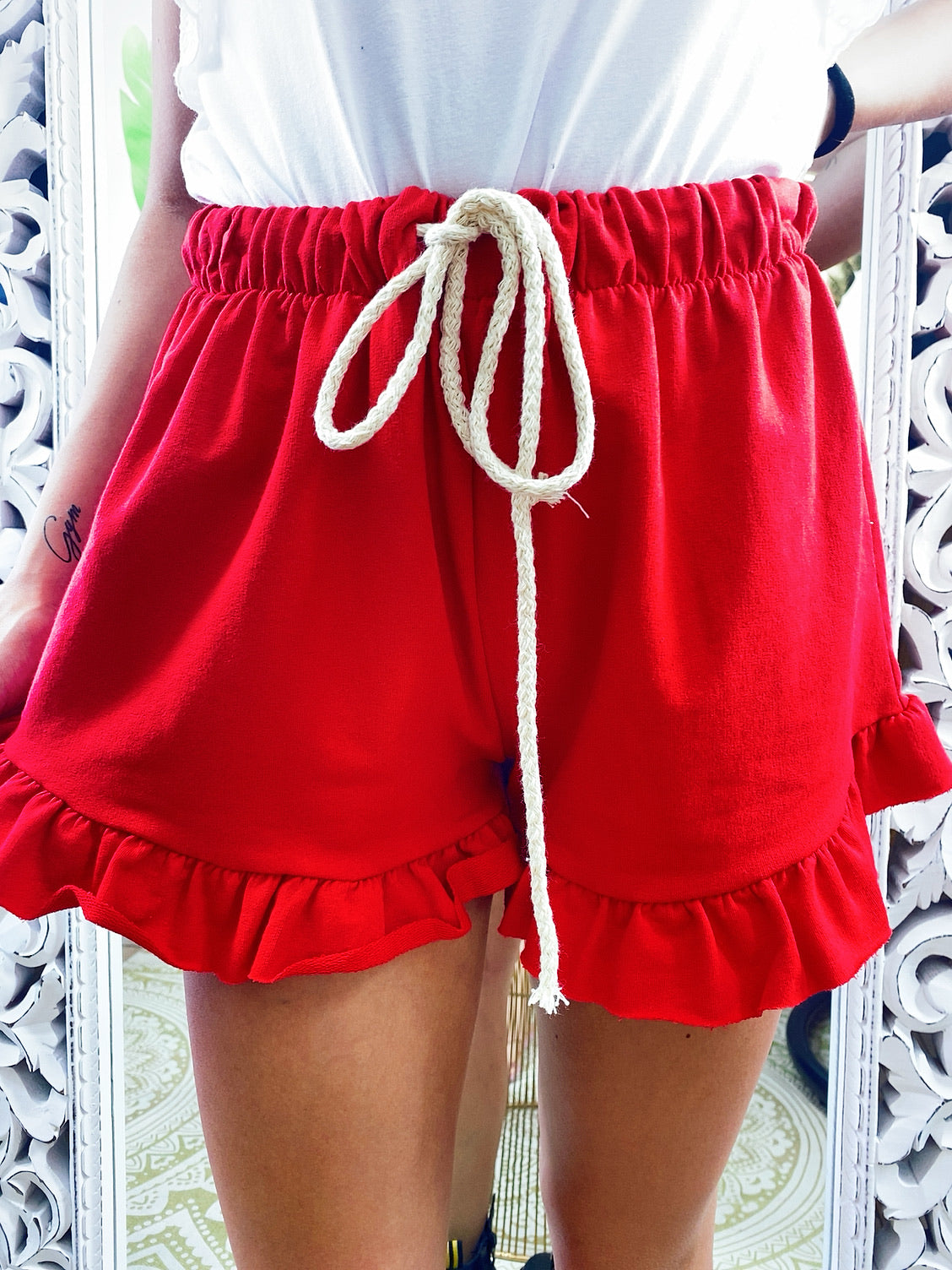 Short rosso con arricciatura