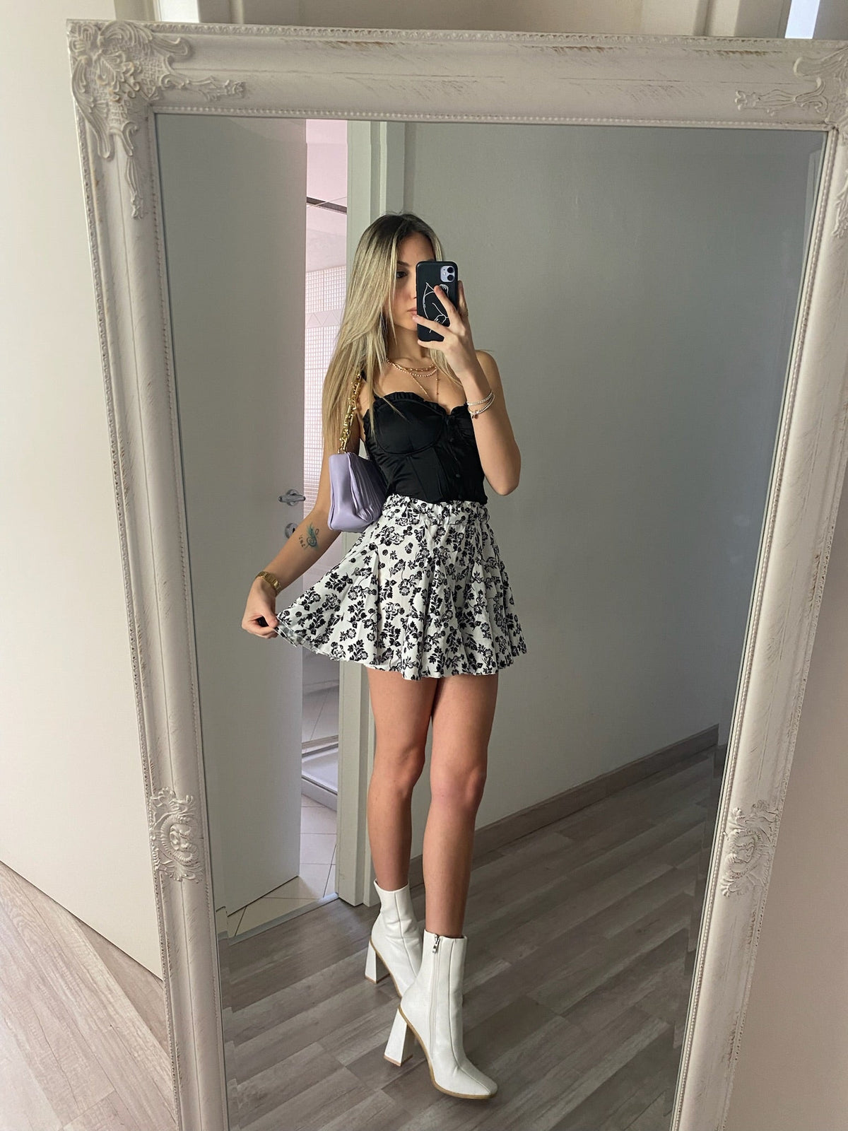 Gonna a ruota bianca a fiorellini neri