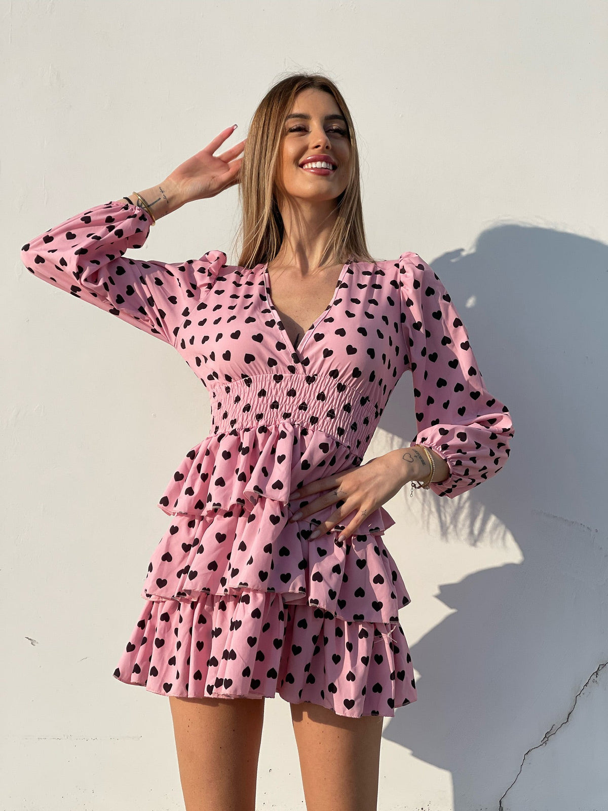 Abito a balze con cuori rosa