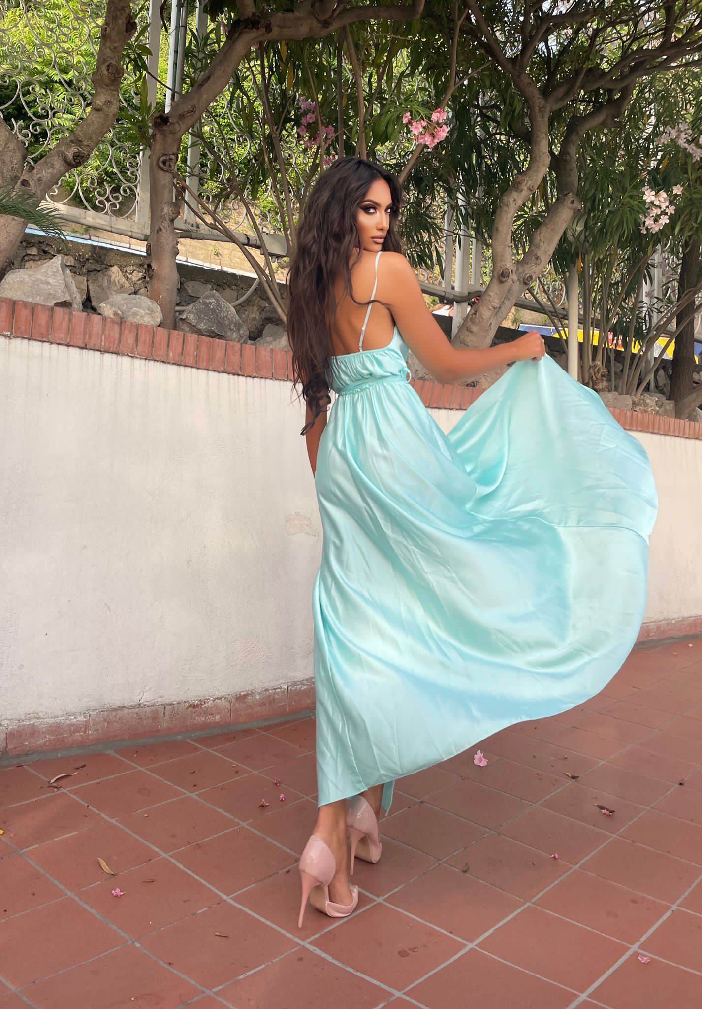 Abito in raso con maxi spacco celeste tiffany