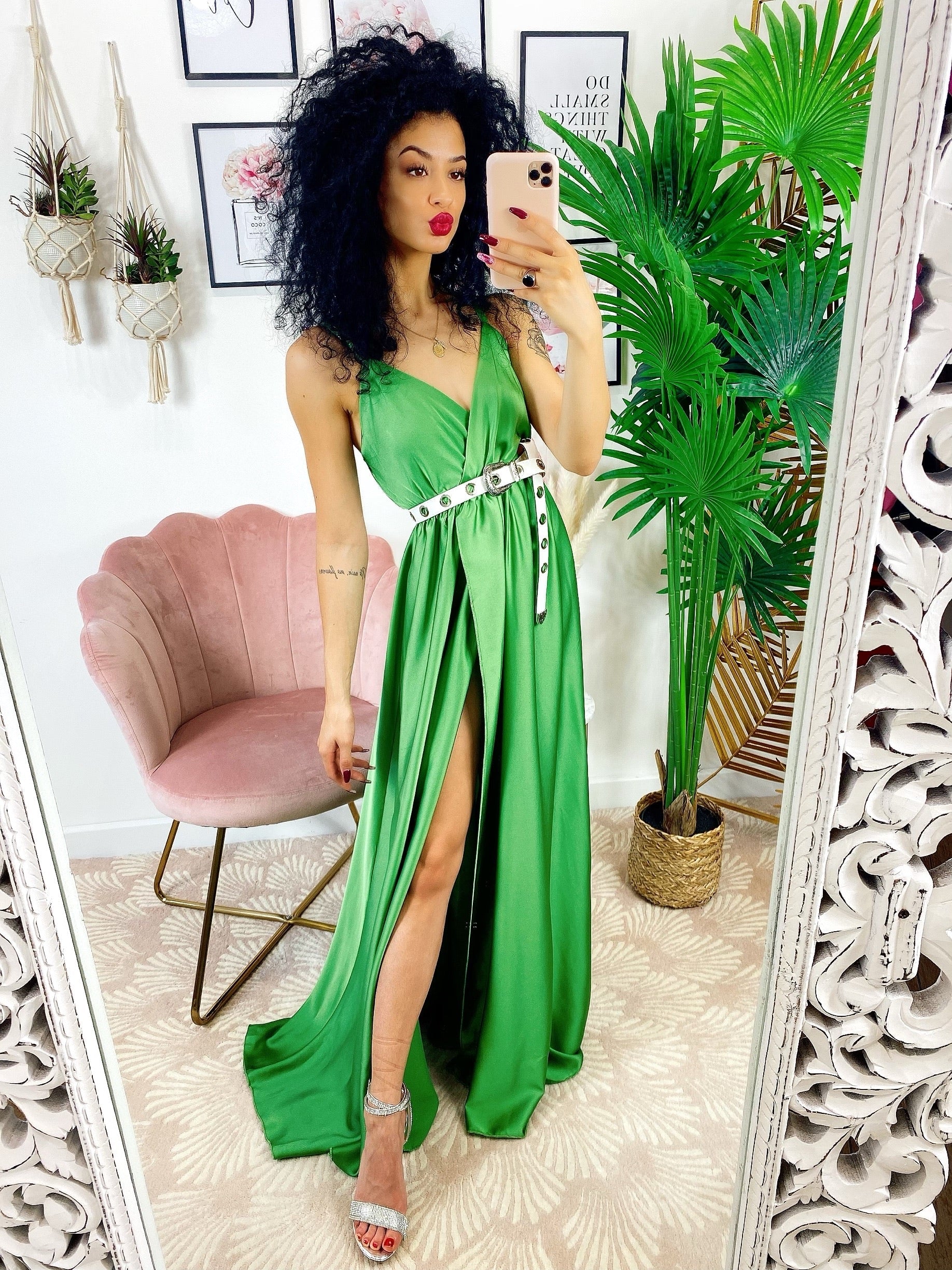 Abito in raso con maxi spacco verde chiaro