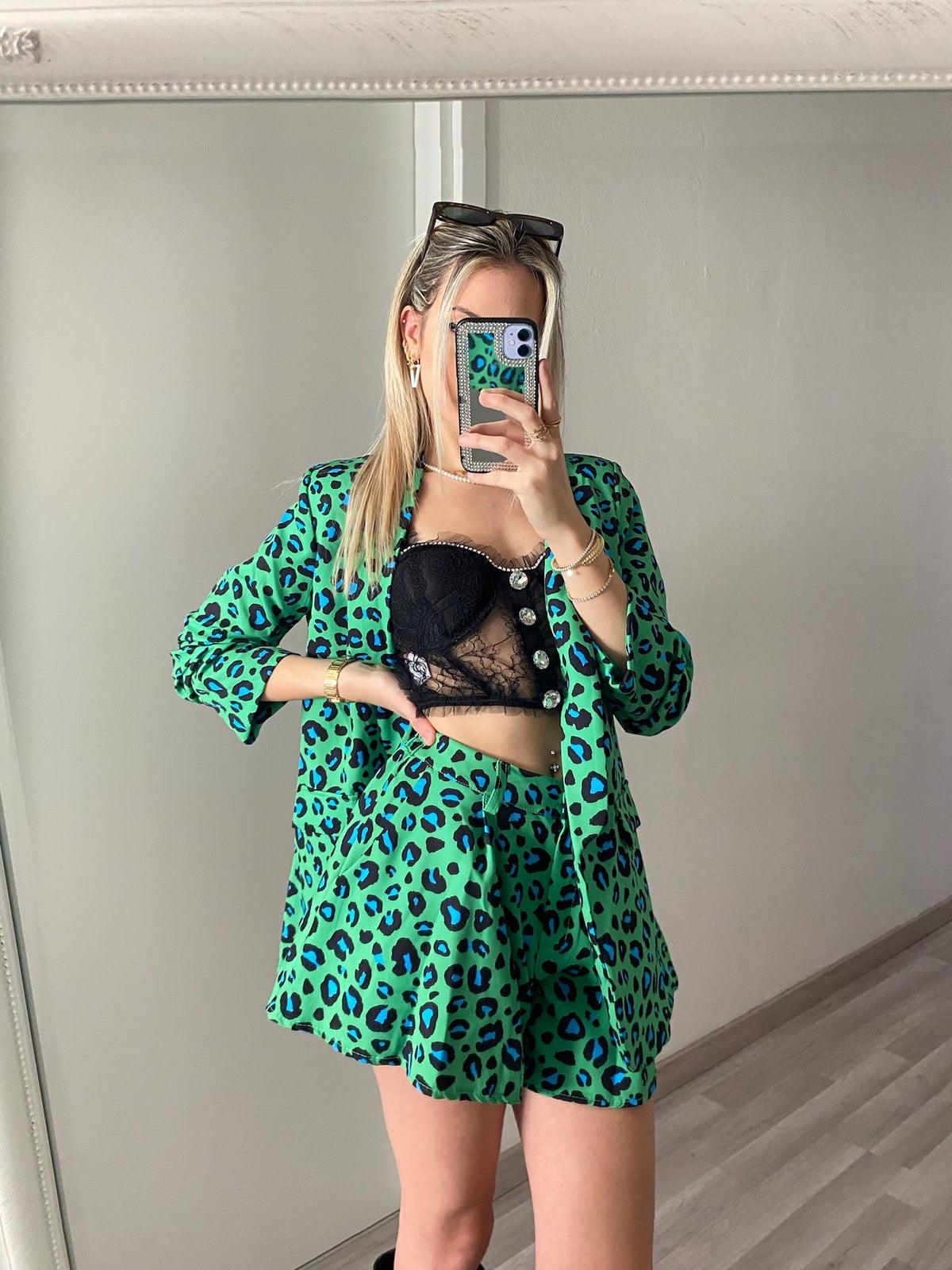 Completo giacca e Short maculato verde